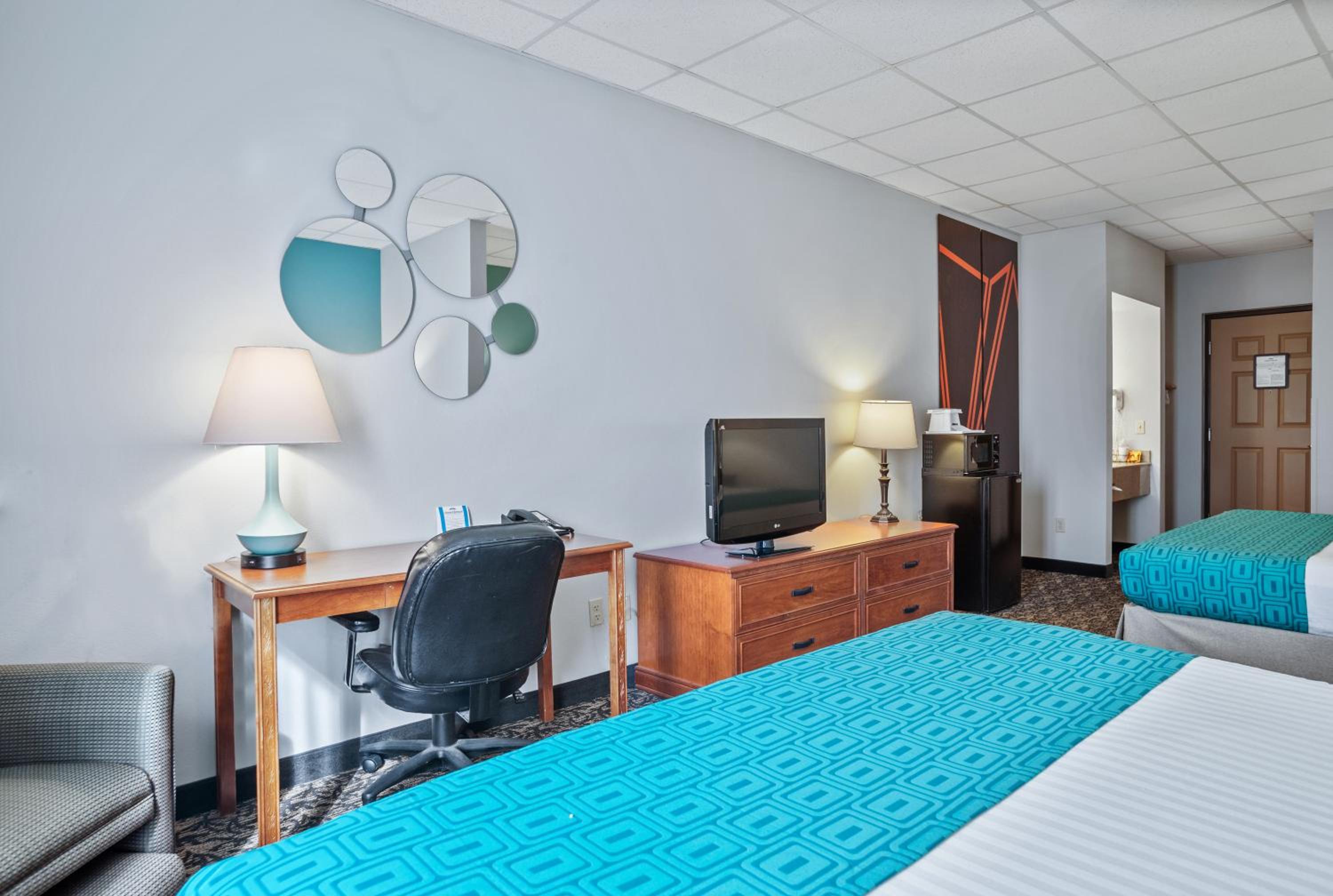 King Room with Two King Beds - Non-Smoking - Photo 5