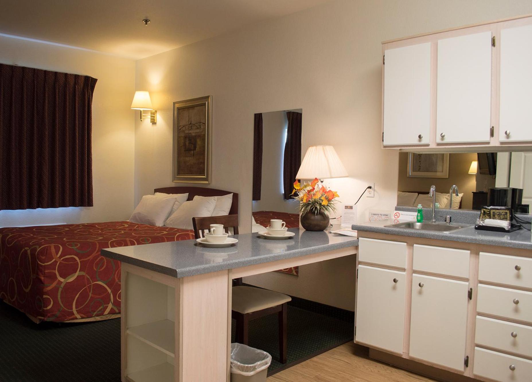 Queen Suite with Two Queen Beds - Photo 2