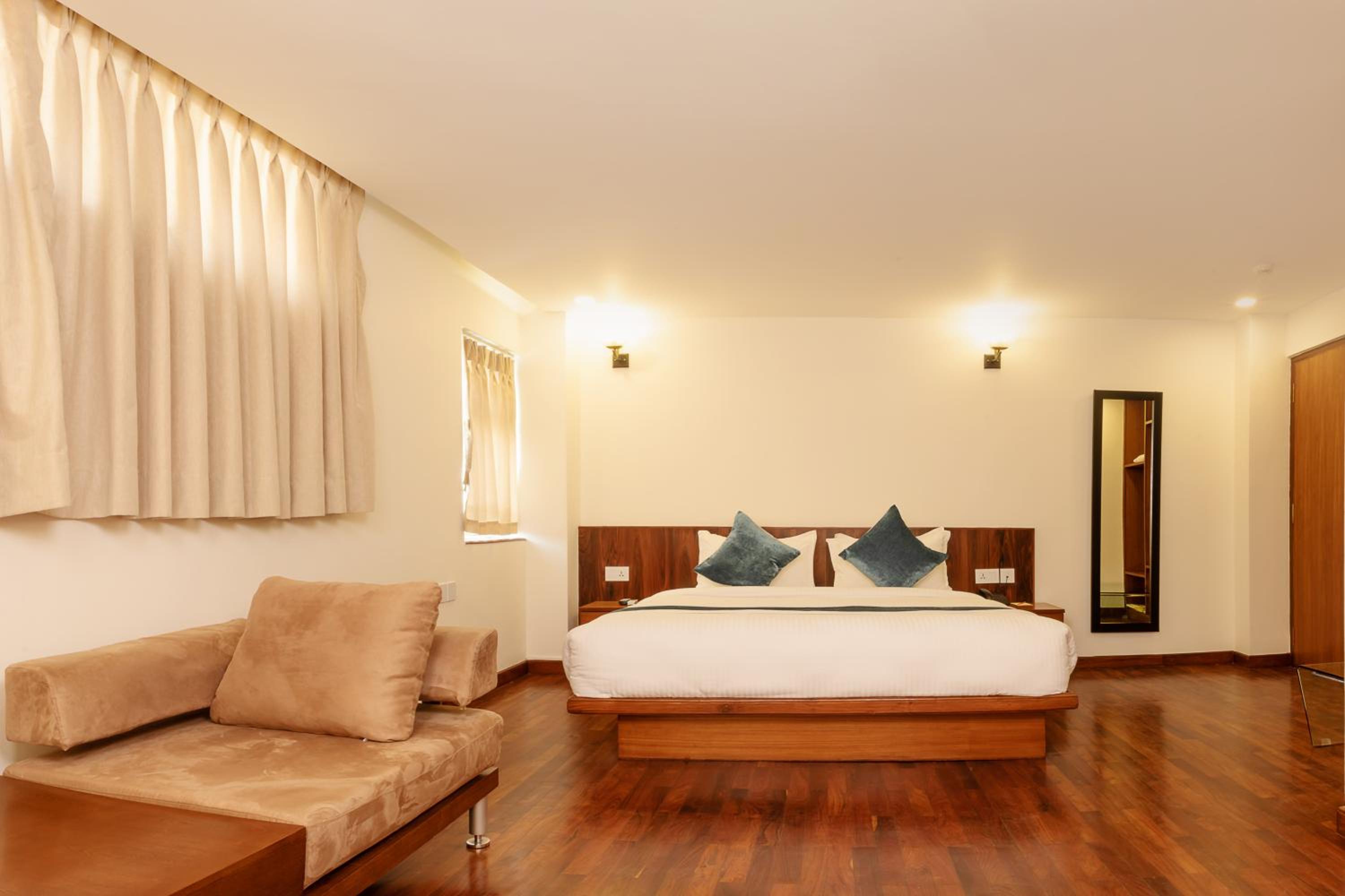 Deluxe King Room - Photo 13
