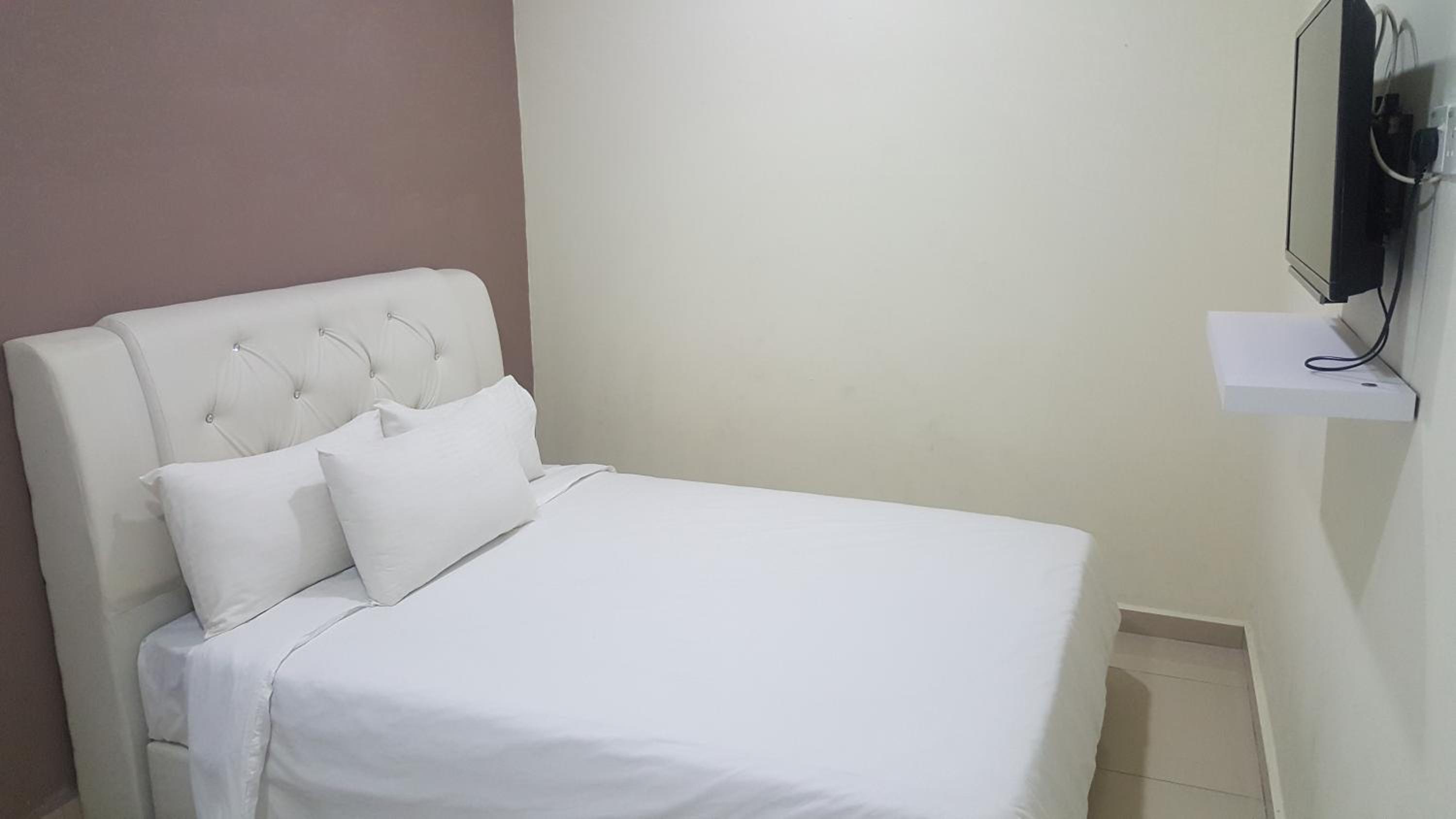 Deluxe Queen Room - Photo 7