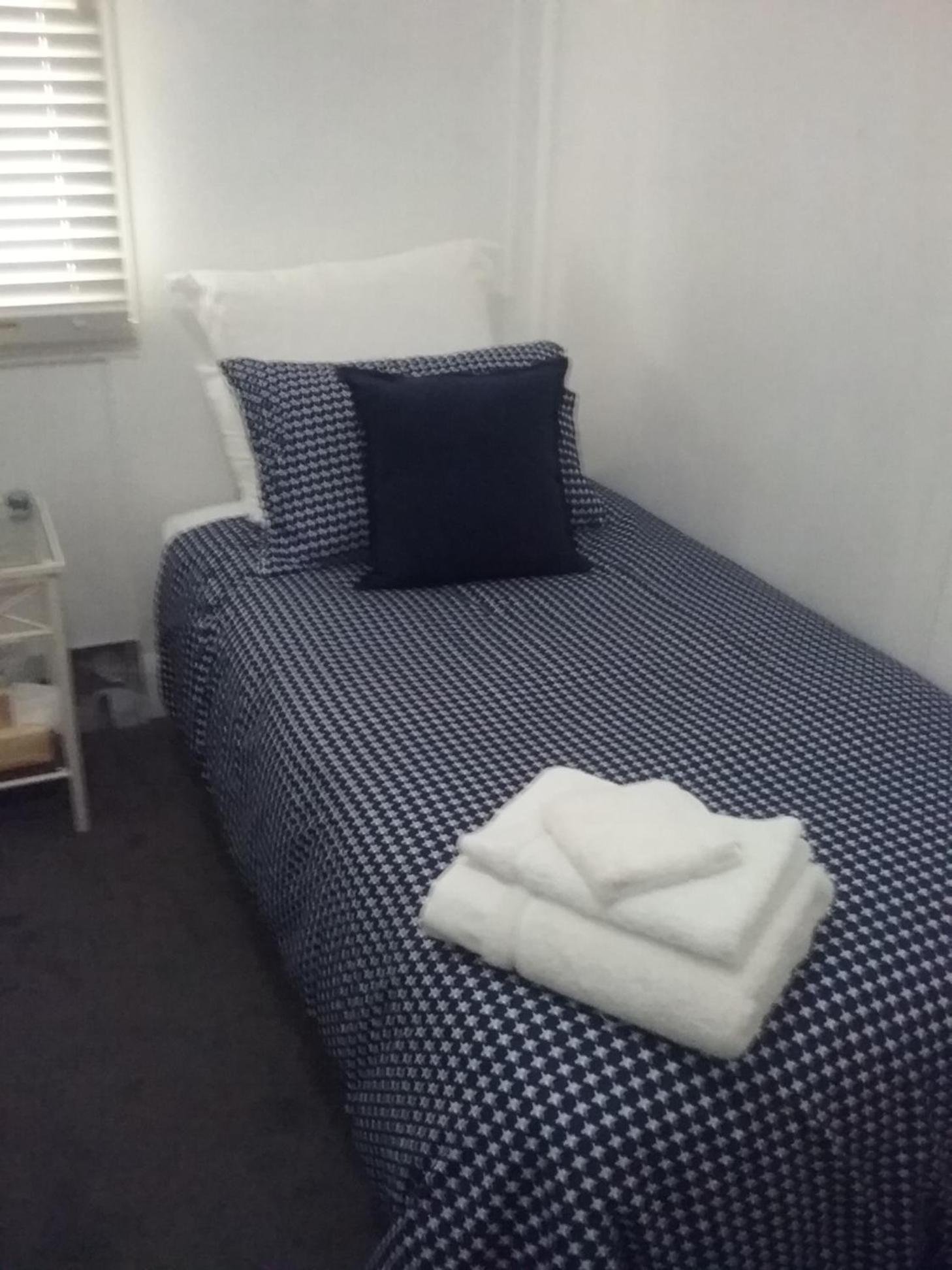 Small Twin Room - Photo 2