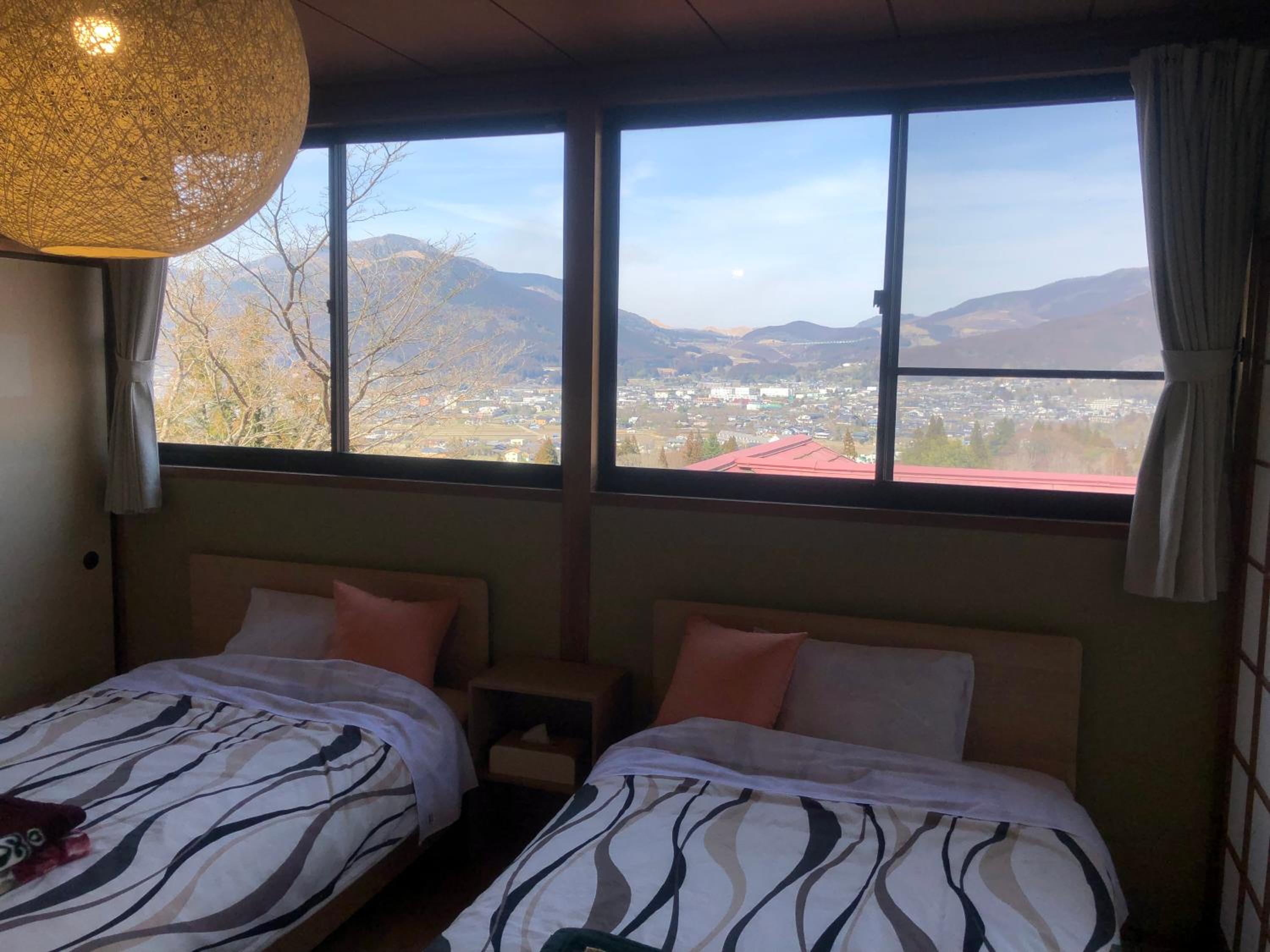 Twin Room with City View - Photo 3