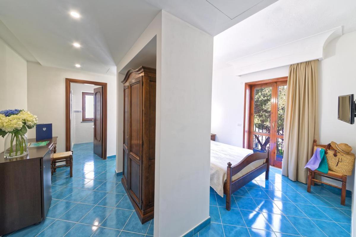 Family Room (2 Adults + 2 Children) - Photo 1