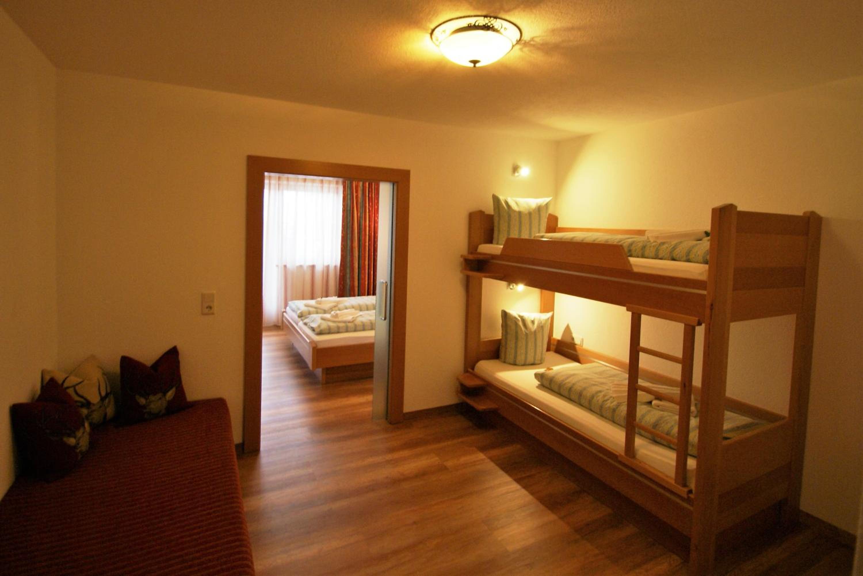 Suite with Balcony - Photo 4