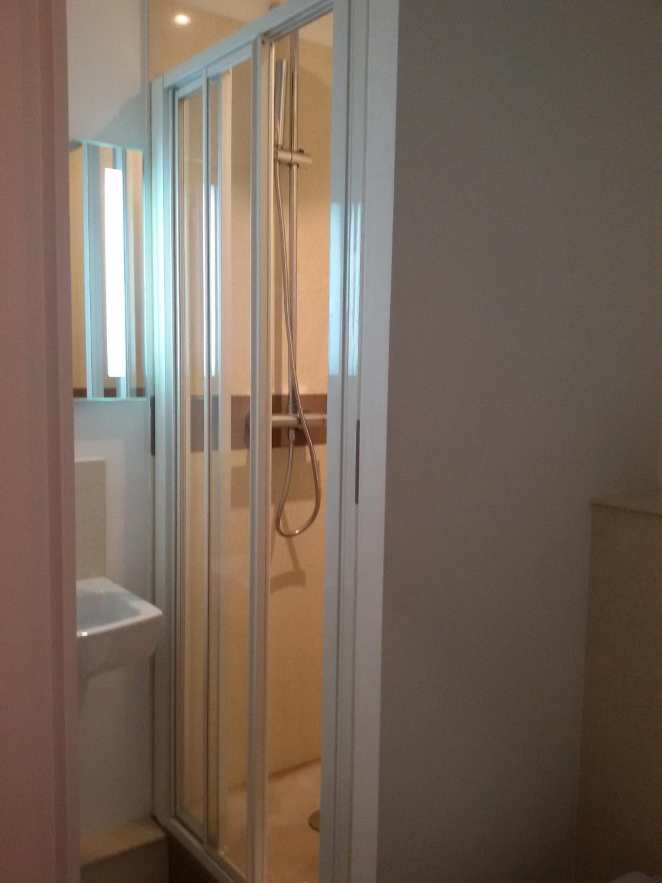 Double Bed Room and 1 single sofa - Photo 2