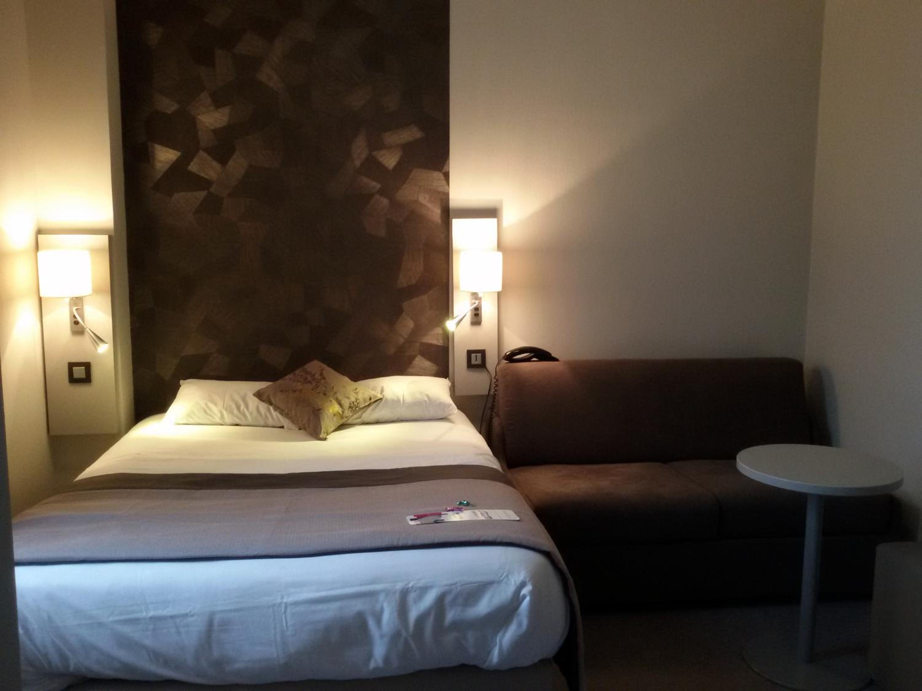 Double Bed Room and 1 single sofa - Photo 3