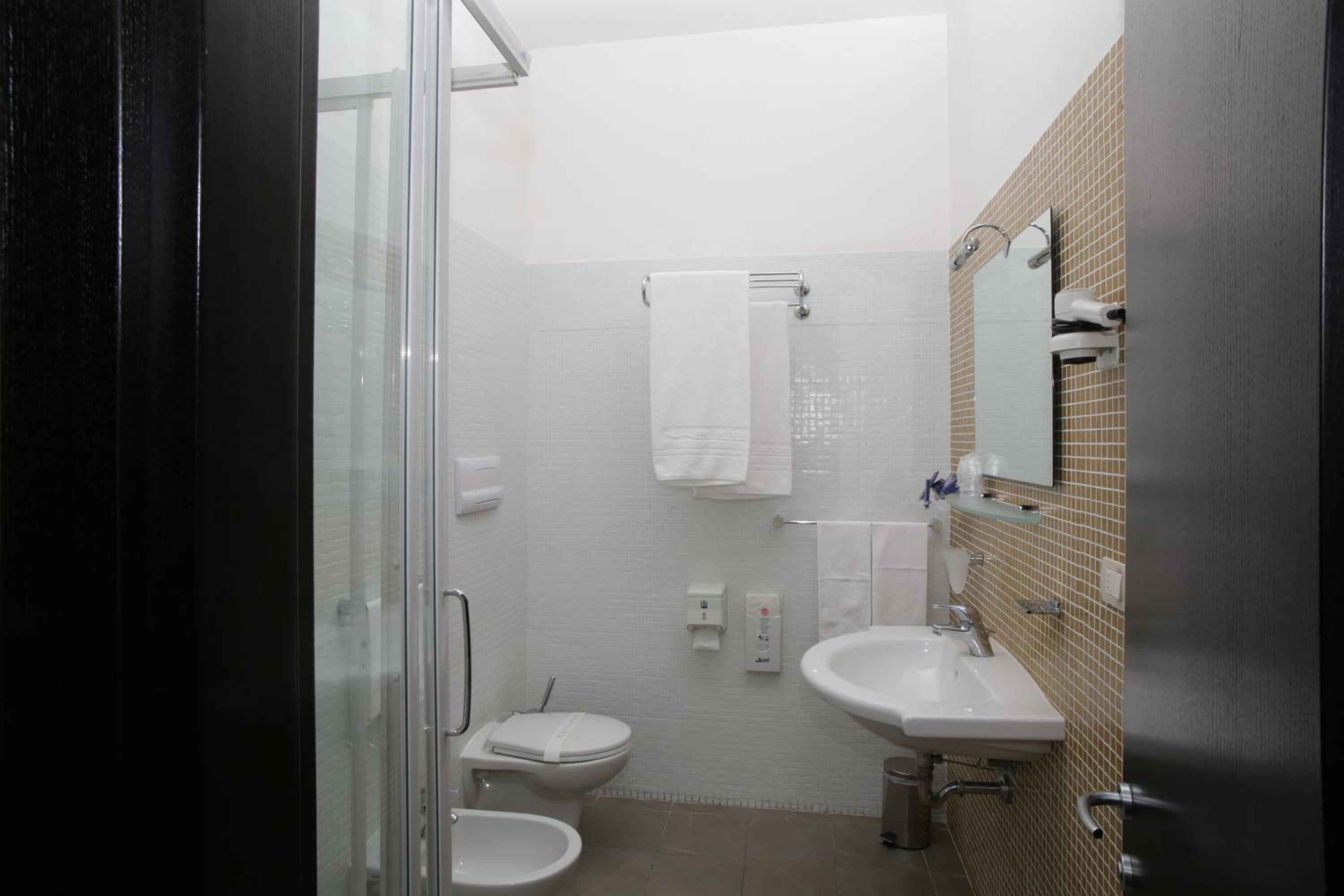 Double or Twin Room - Photo 4