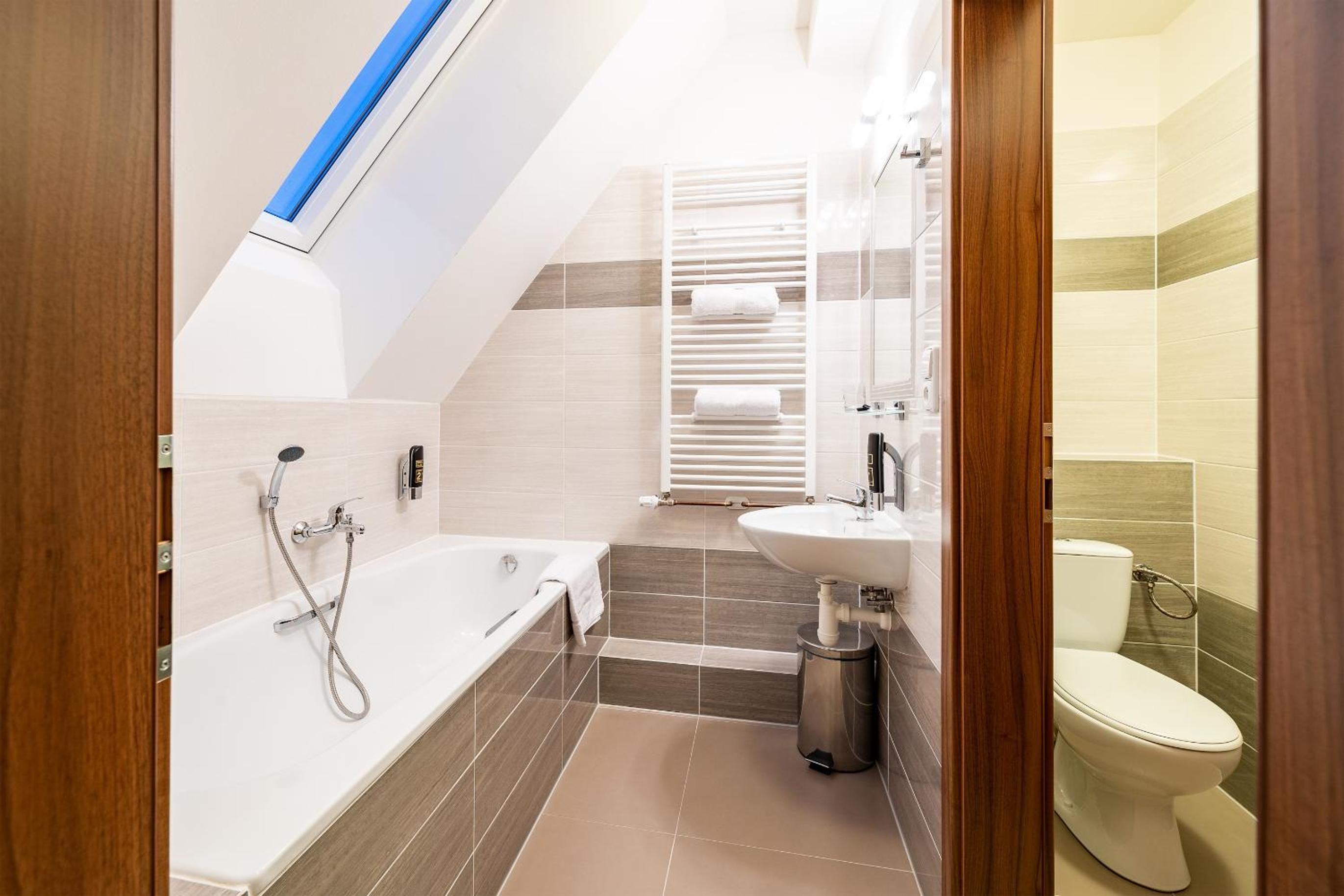Deluxe Double Room with Bath photo 2