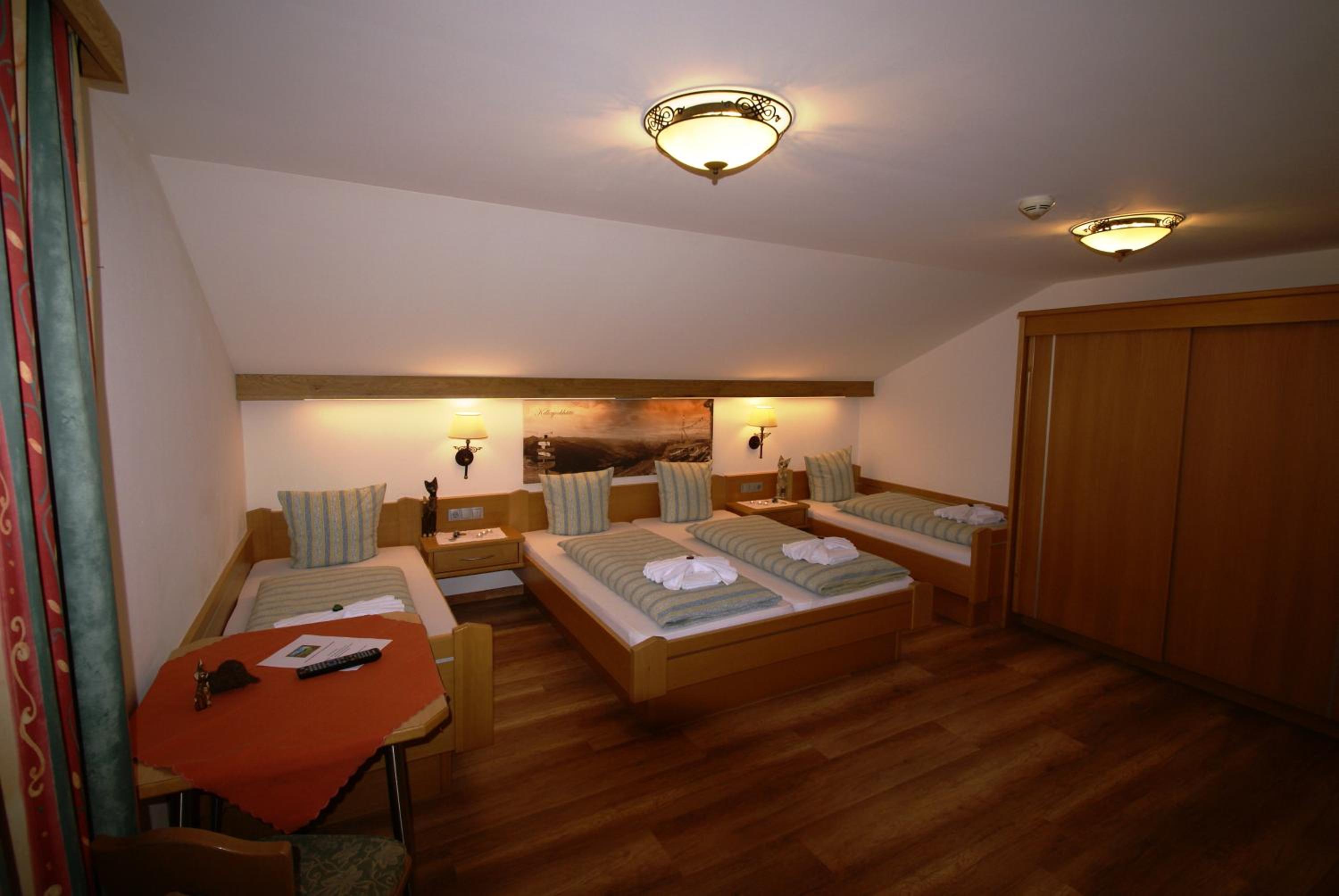Quadruple Room with Balcony - Photo 3