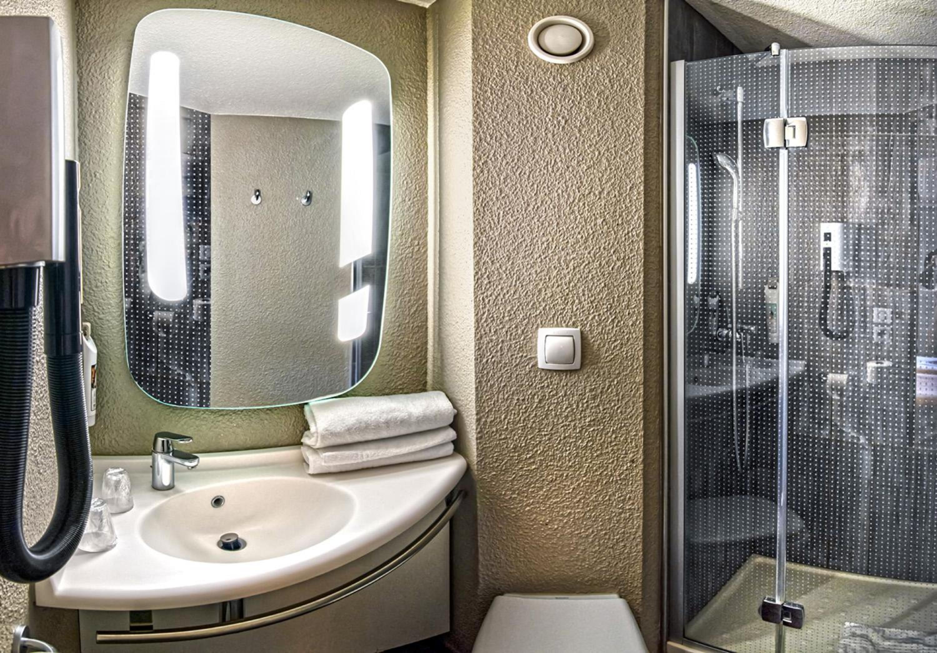 Standard Twin Room - Photo 3