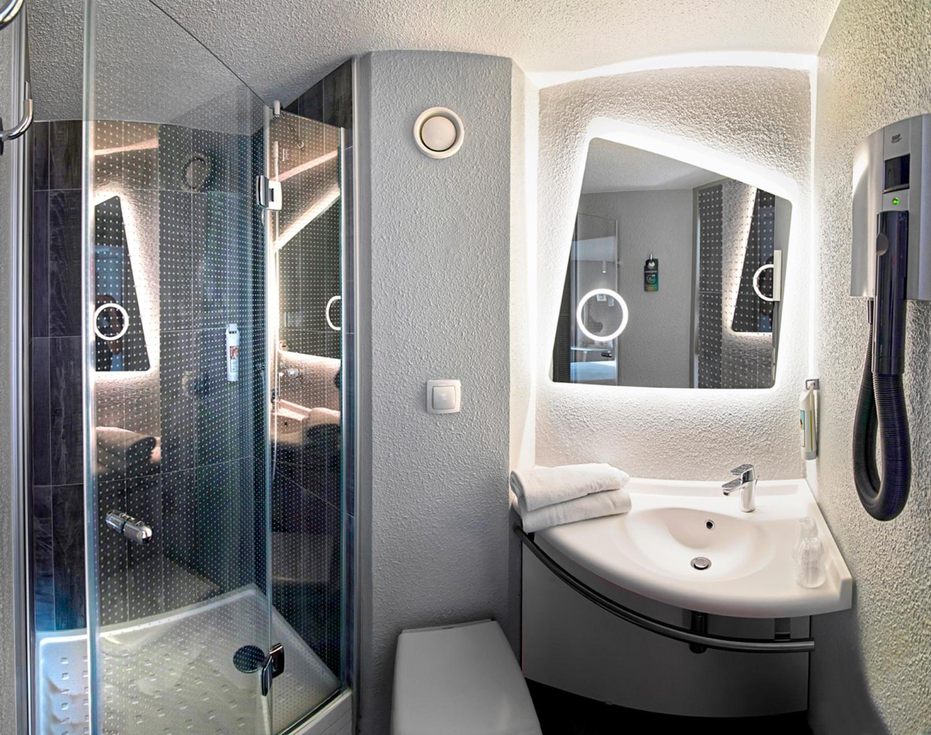 Standard Twin Room - Photo 2