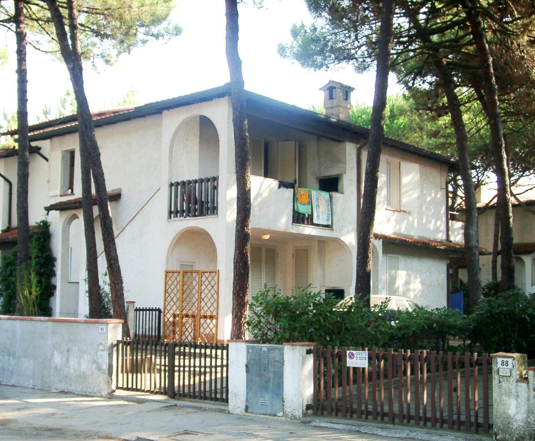 Three-Bedroom House - Photo 2