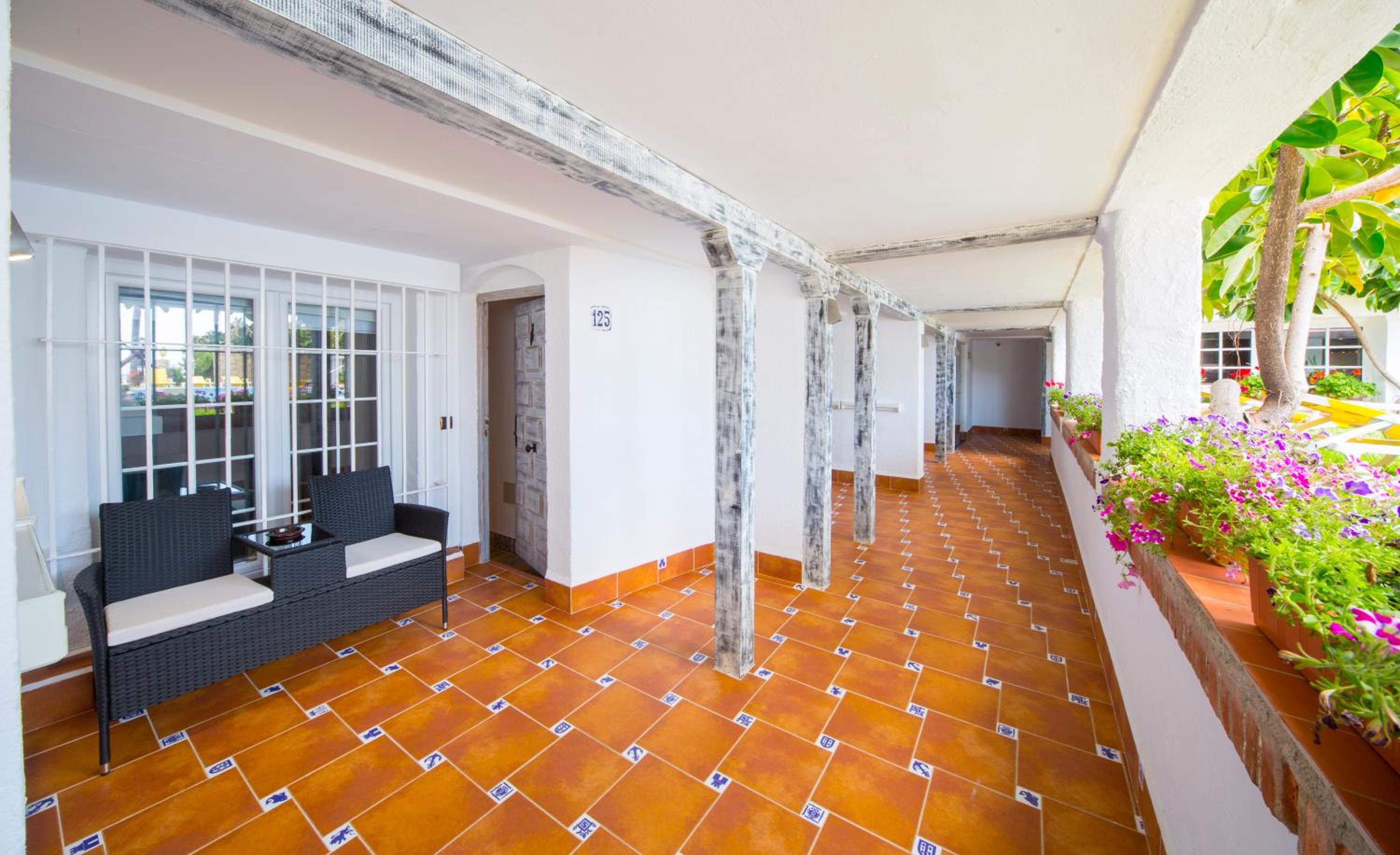 Large Twin Room Ground Floor (3 Adults) - Photo 12