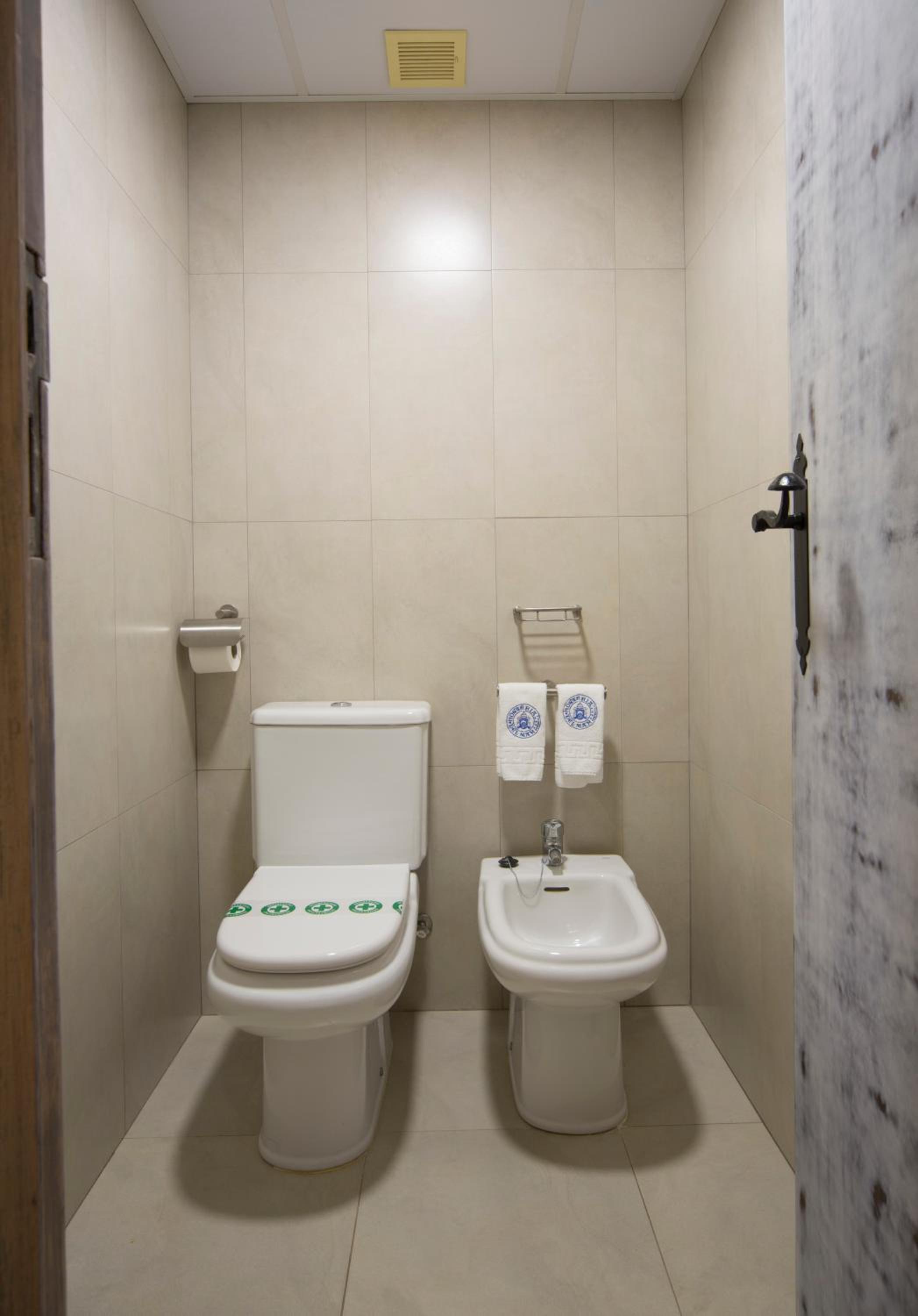 Large Twin Room Ground Floor (3 Adults) - Photo 9