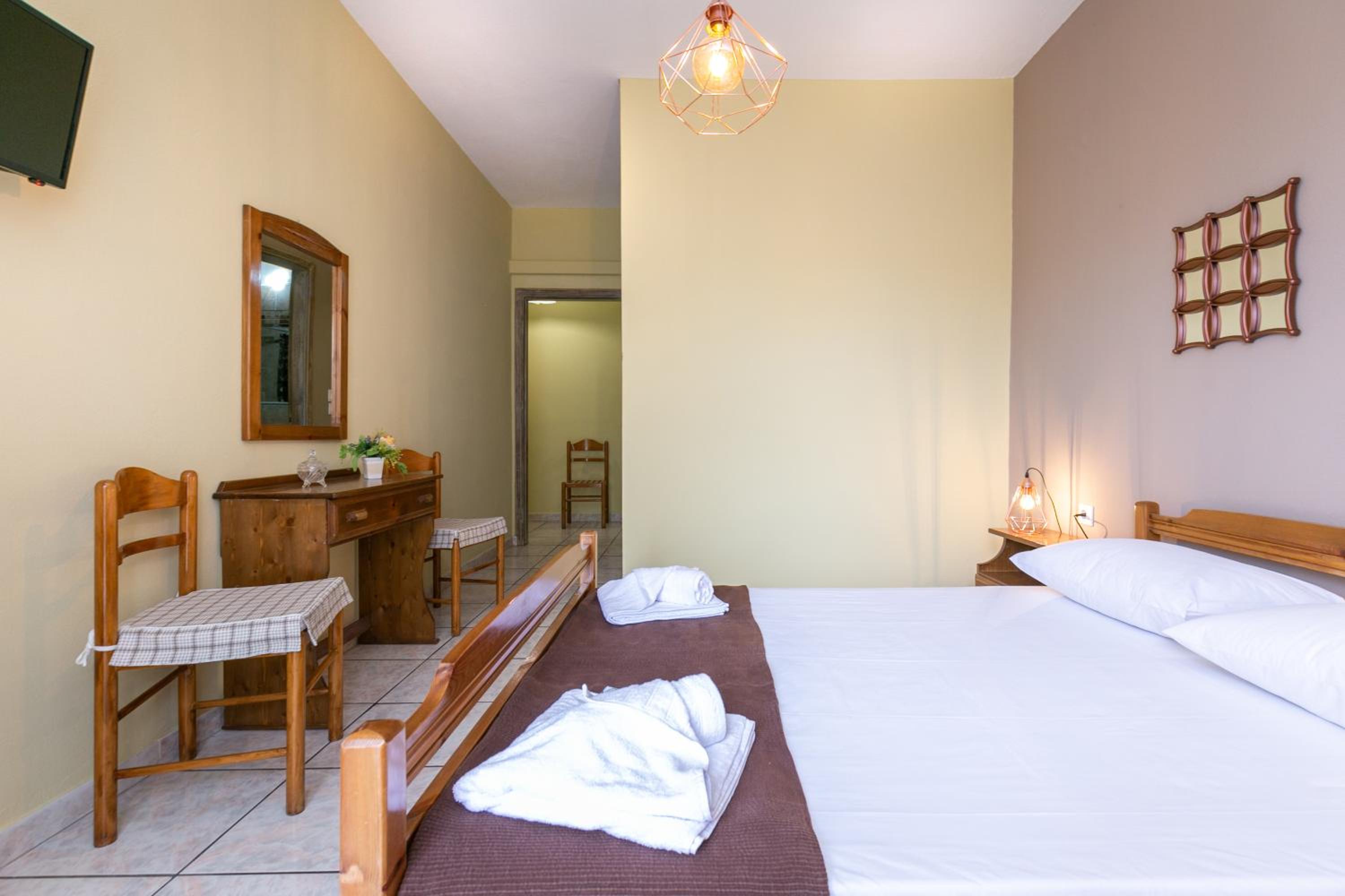 Budget Double Room - Photo 5