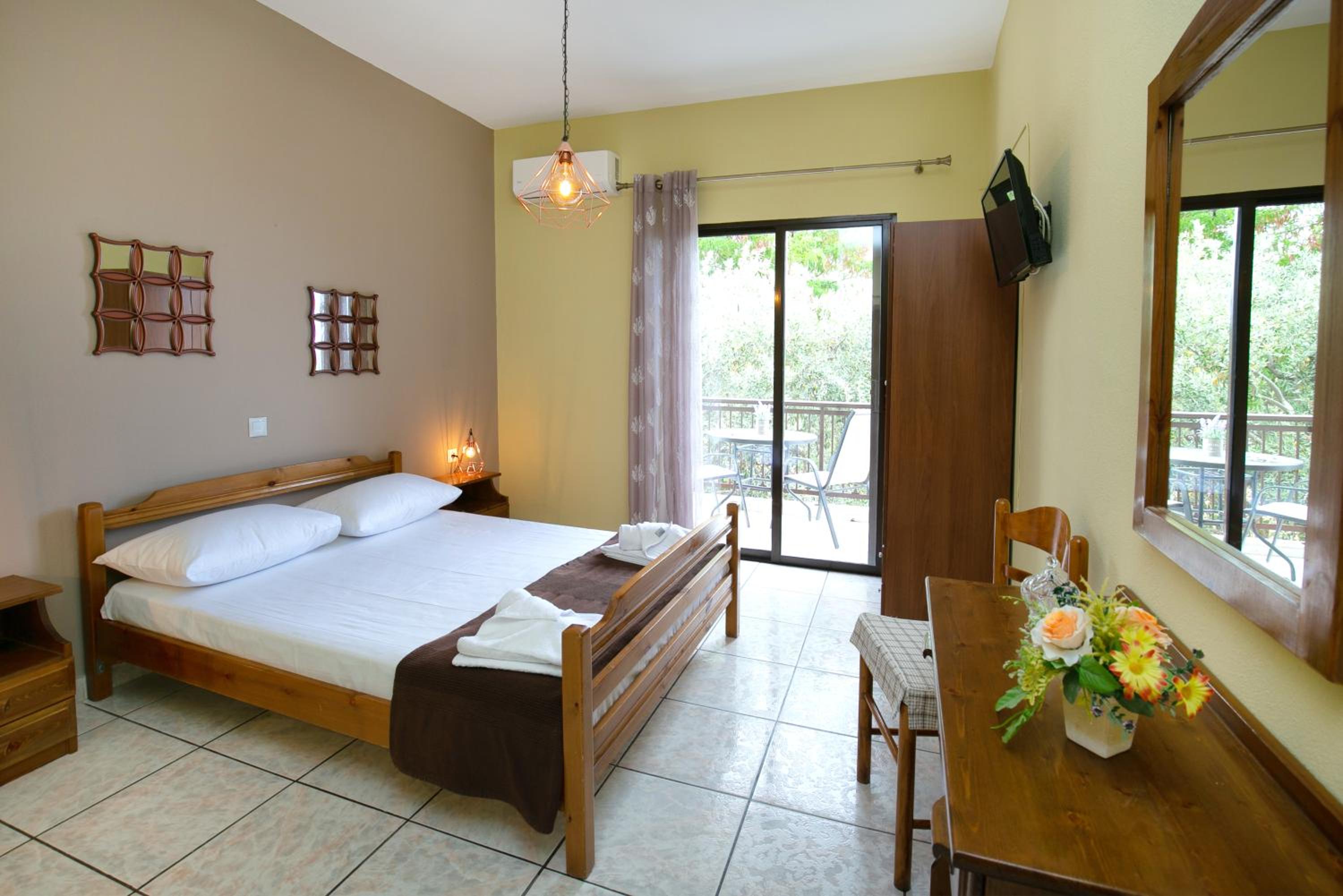 Budget Double Room - Photo 6