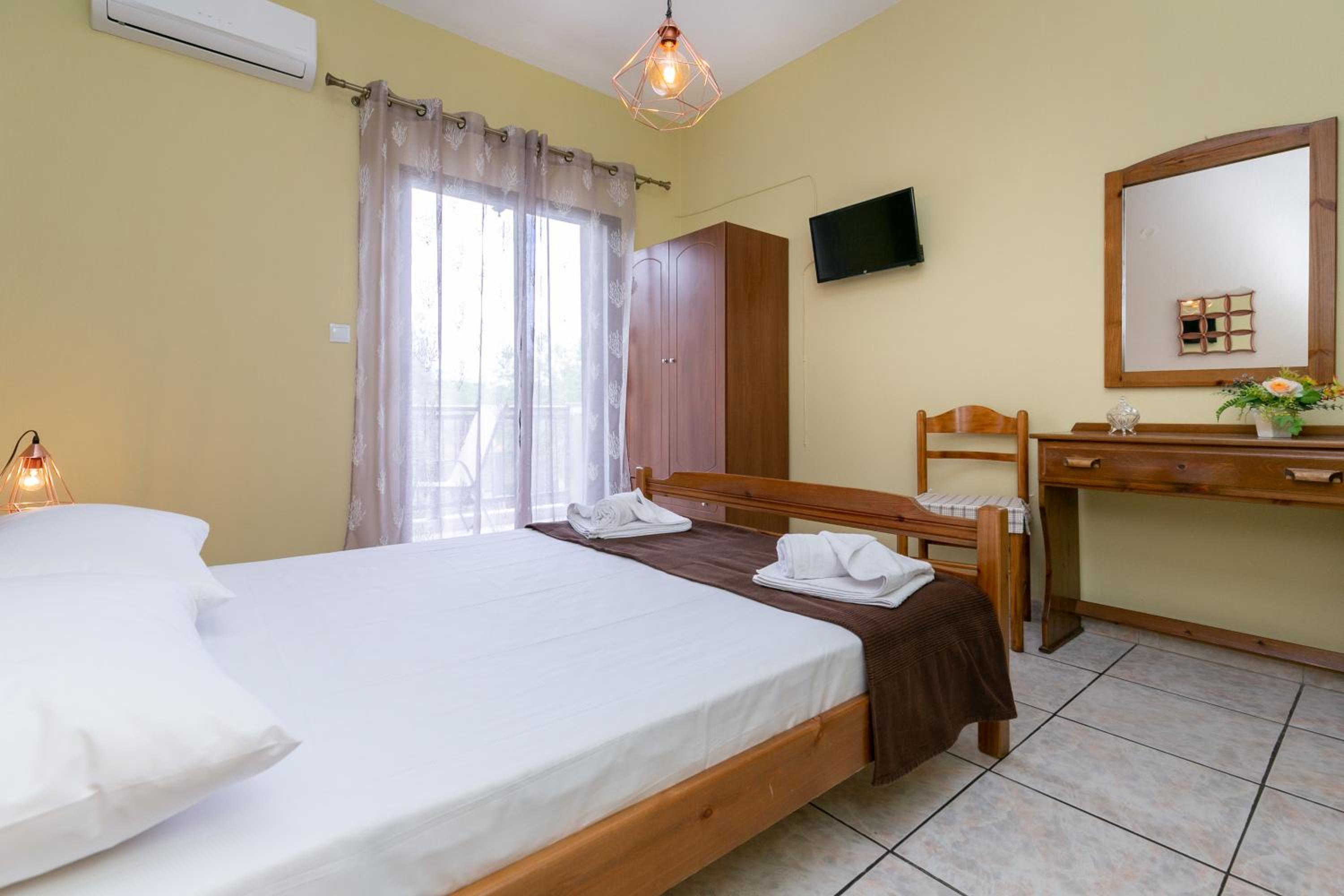 Budget Double Room - Photo 2