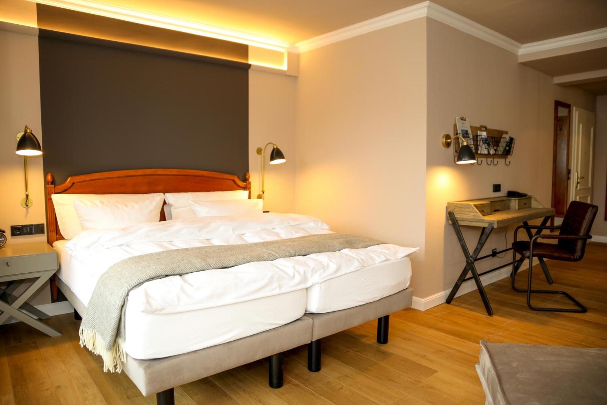 Double Room Superior with Balcony photo 3