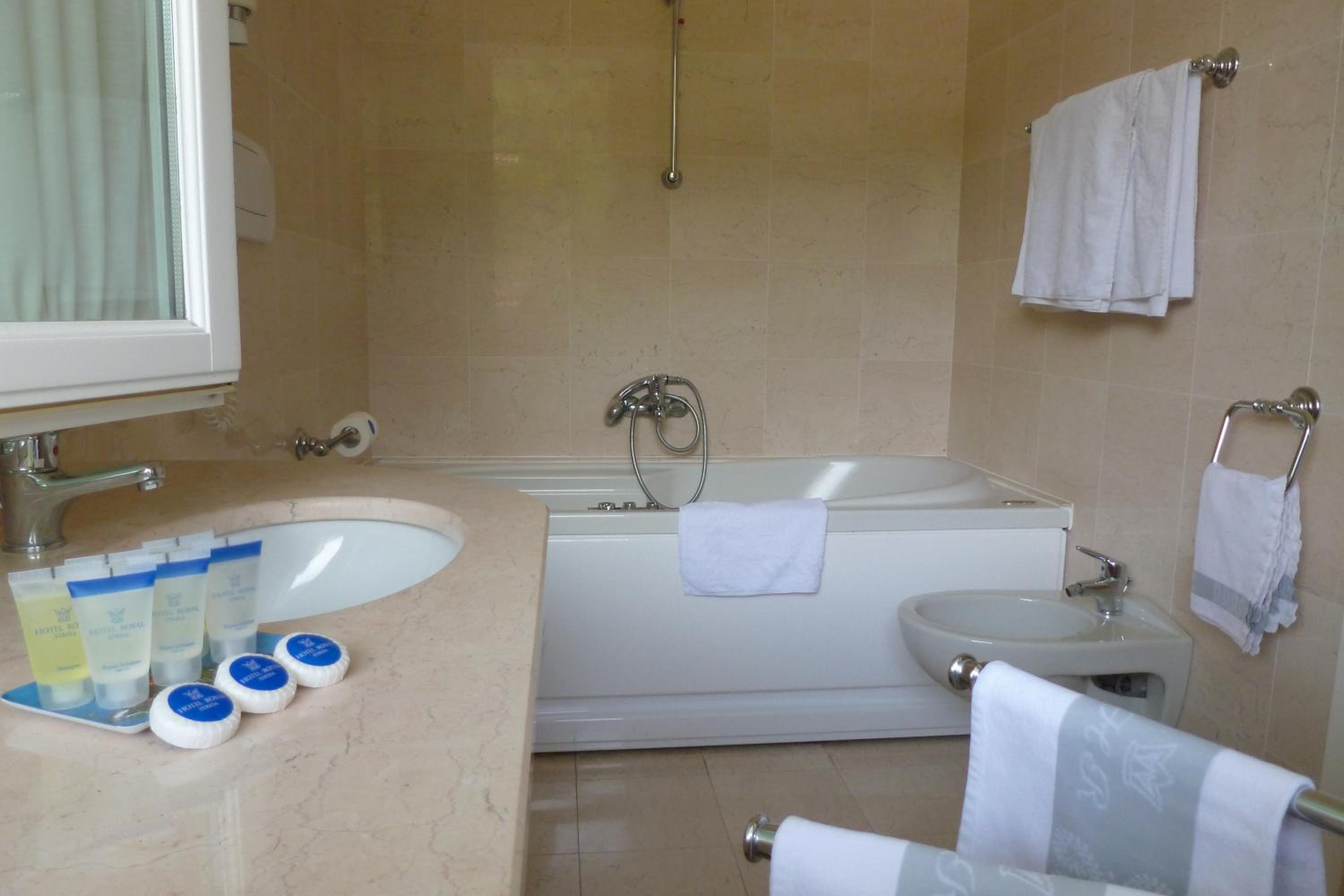 Double or Twin Room with Lake View - Photo 5