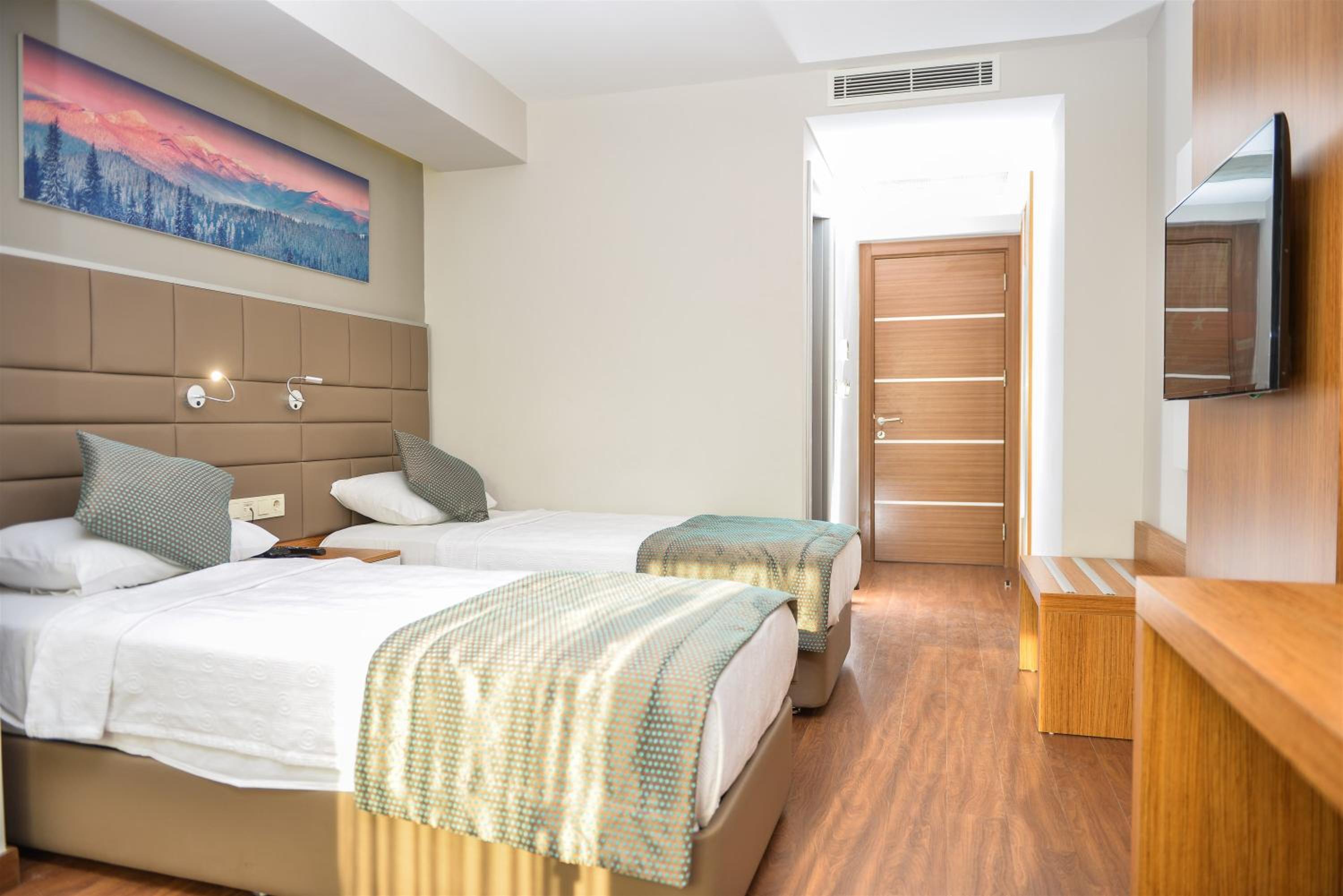 Standard Double or Twin Room thumbnail 6