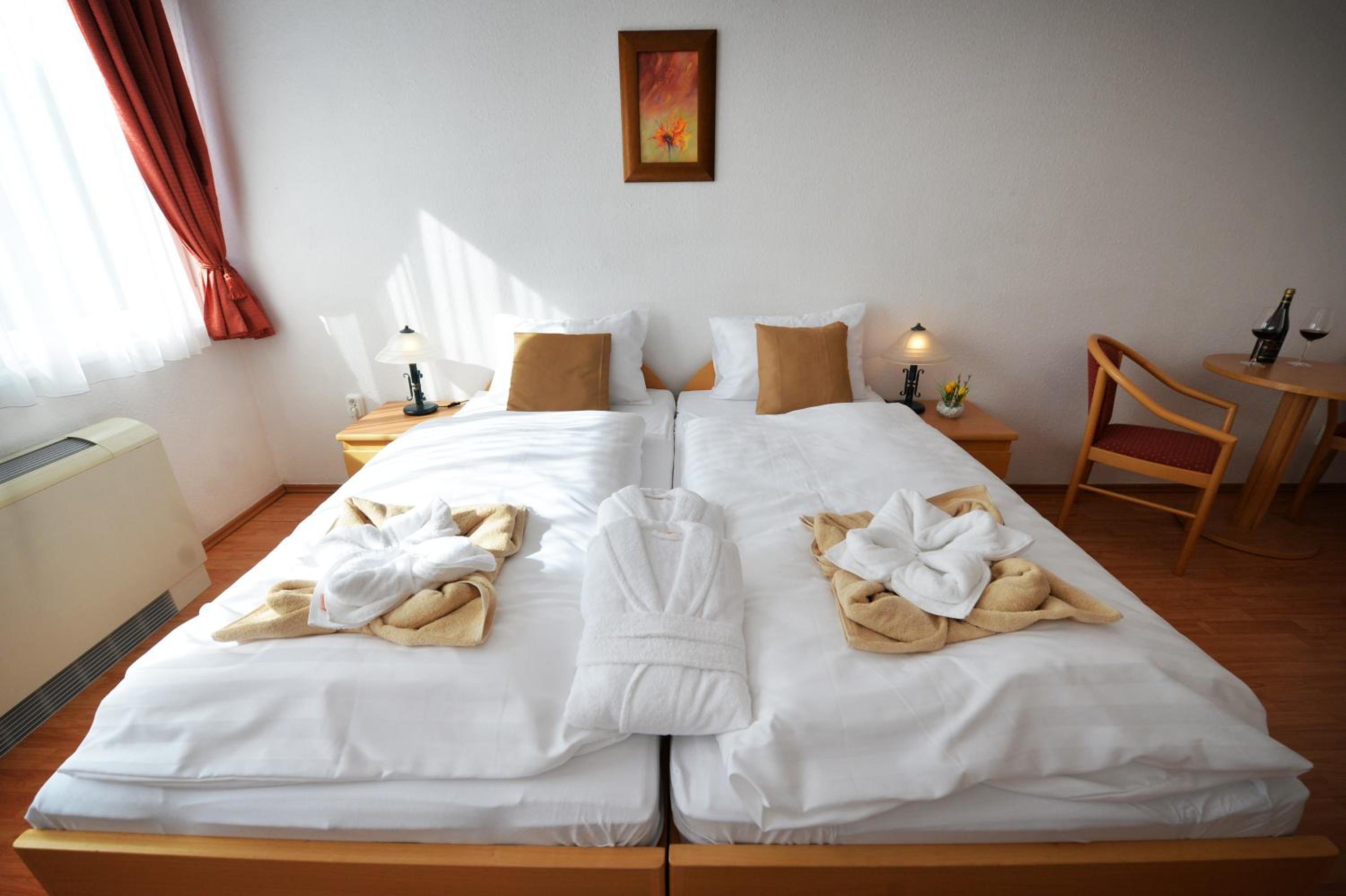 Double Room with Extra Bed - Photo 2