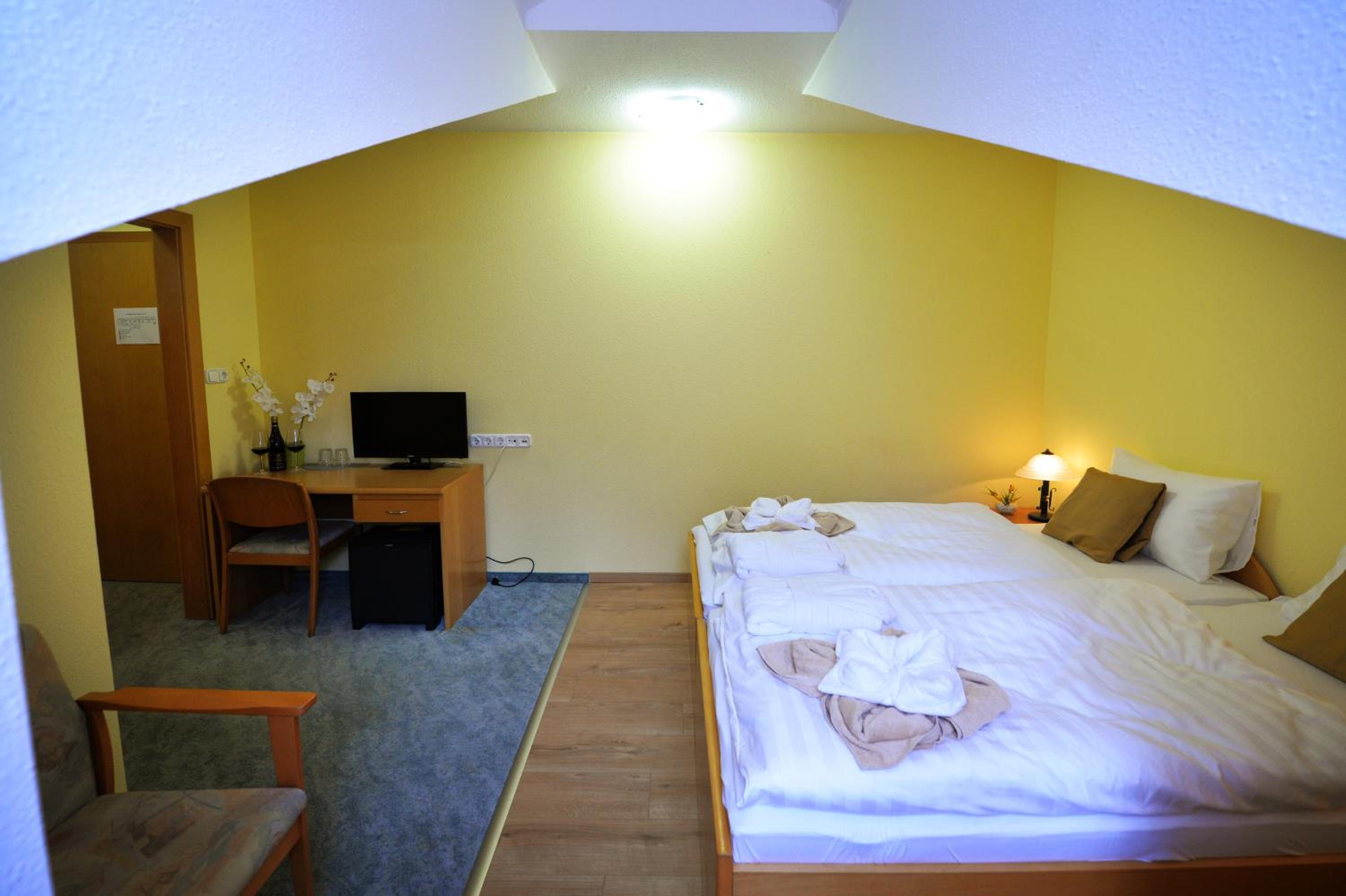 Small Twin Room - Photo 1