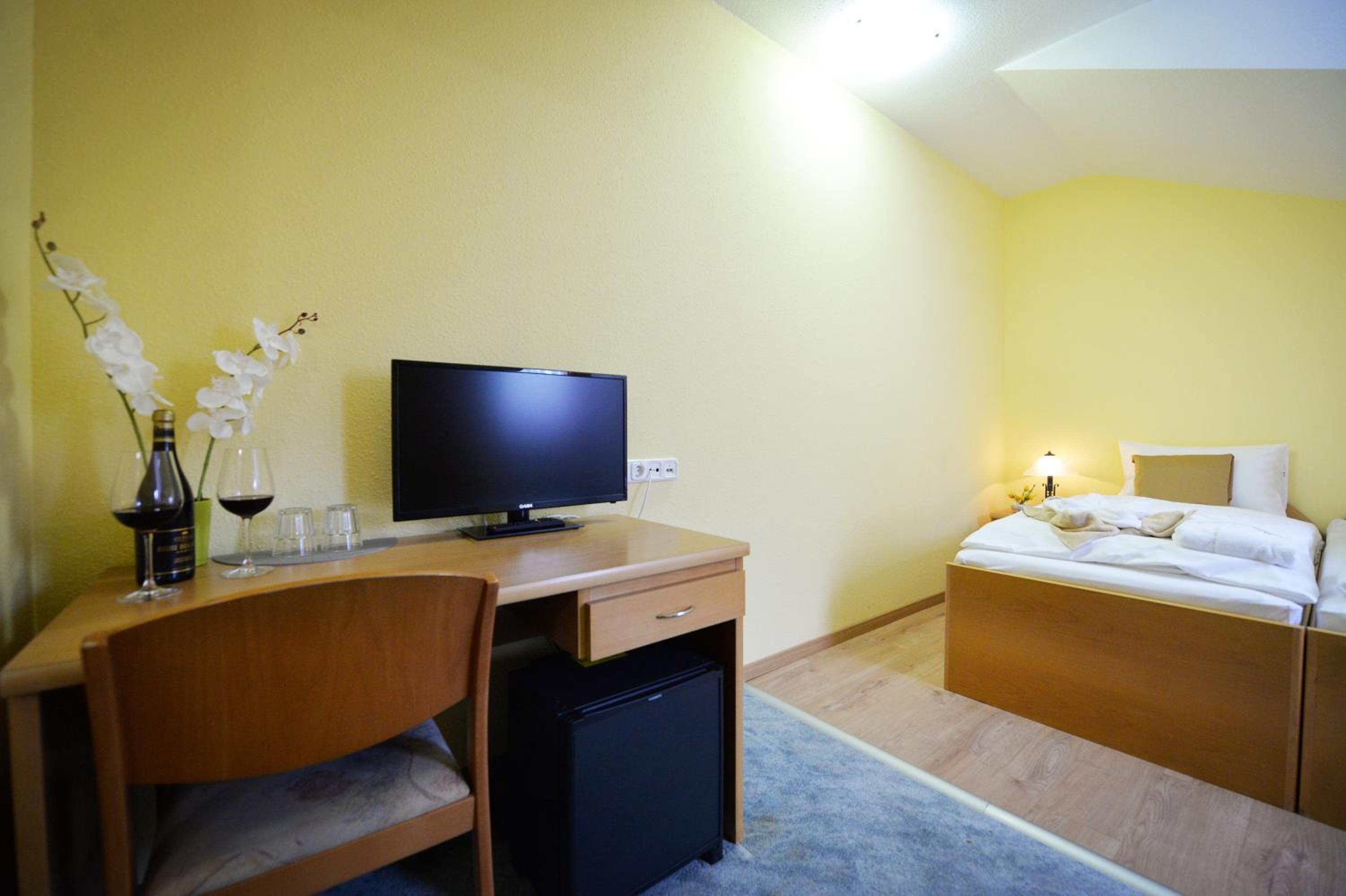Small Twin Room - Photo 3