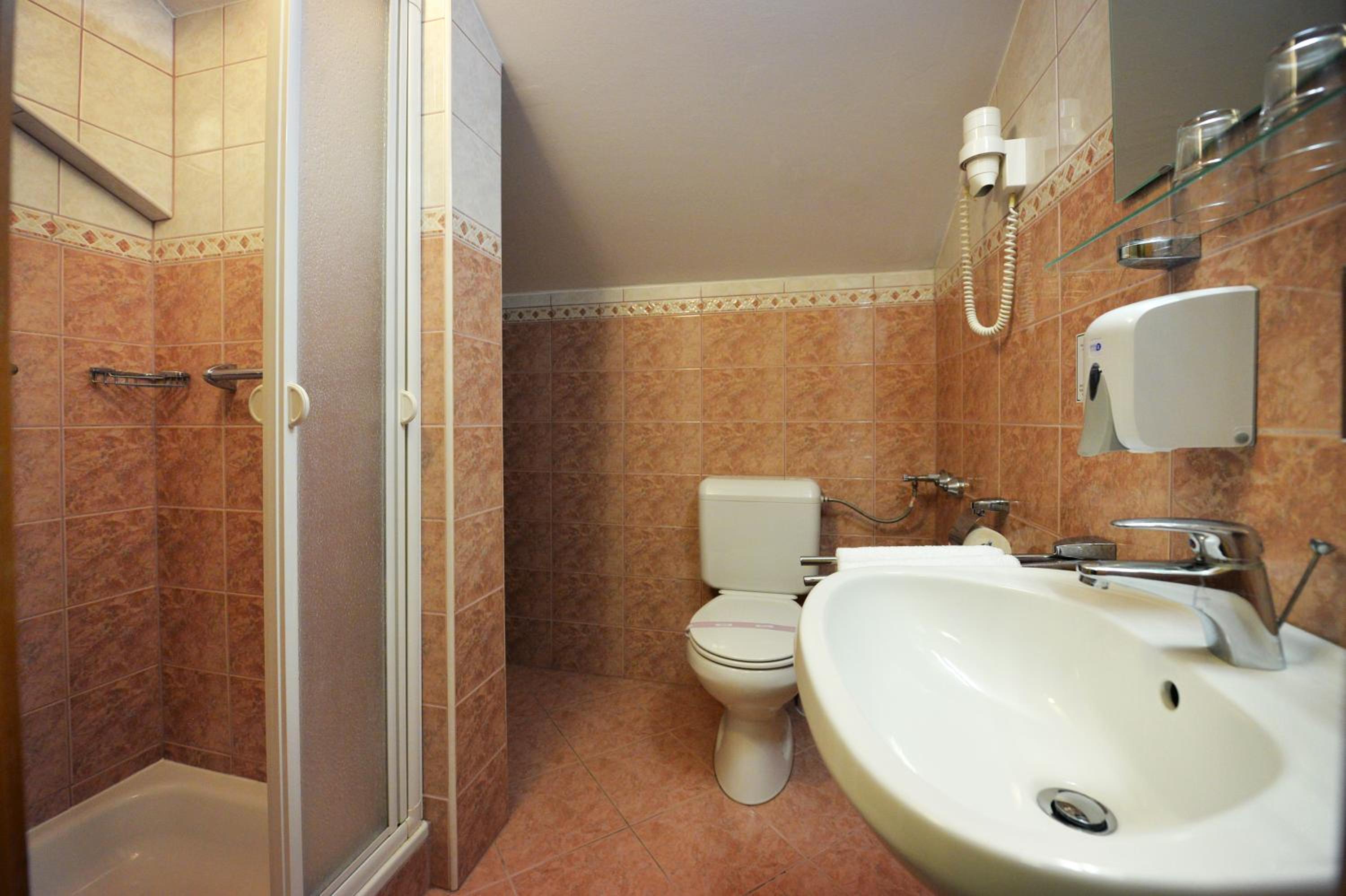 Small Twin Room - Photo 4