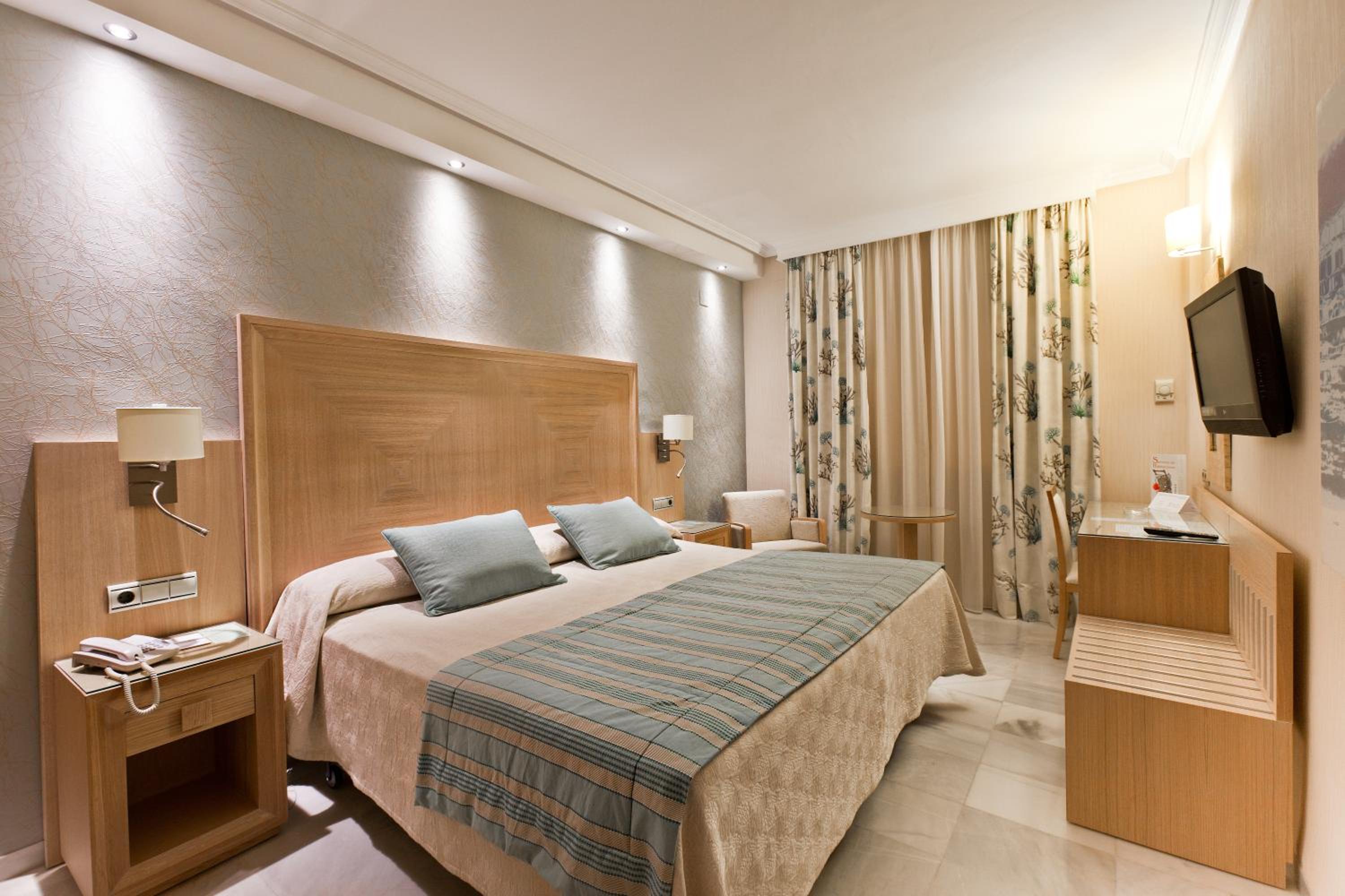 Standard Double or Twin Room - Photo 5
