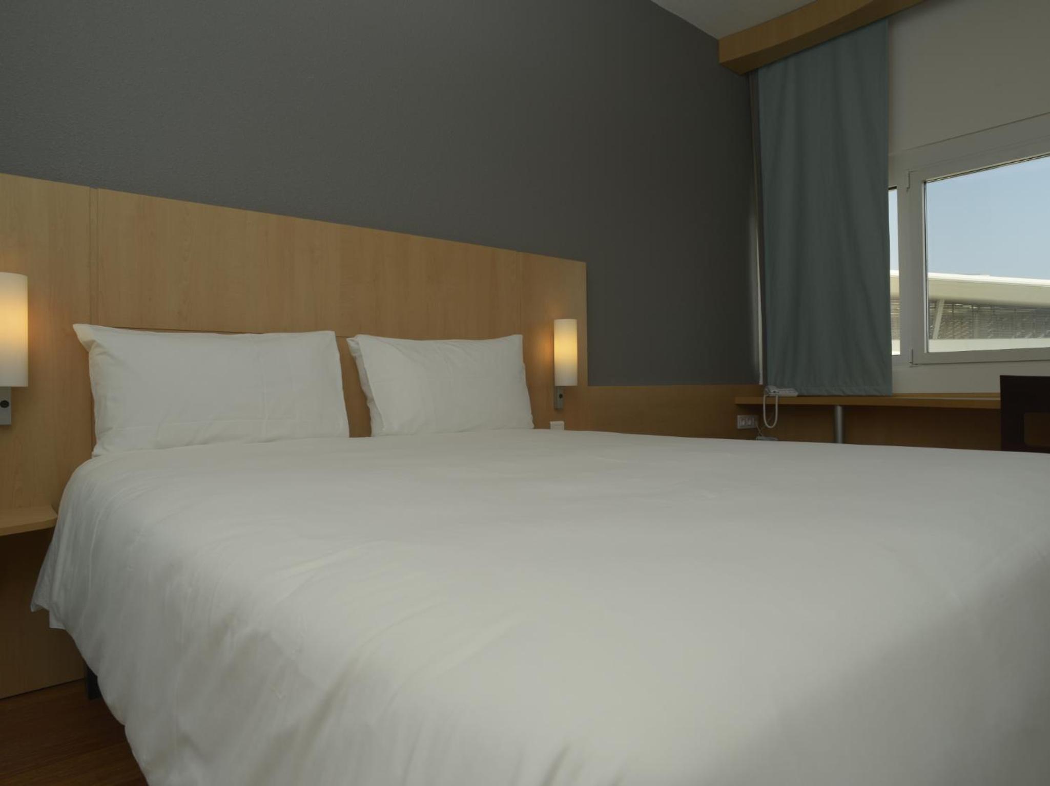 Standard Double Room - Non-Smoking thumbnail 6