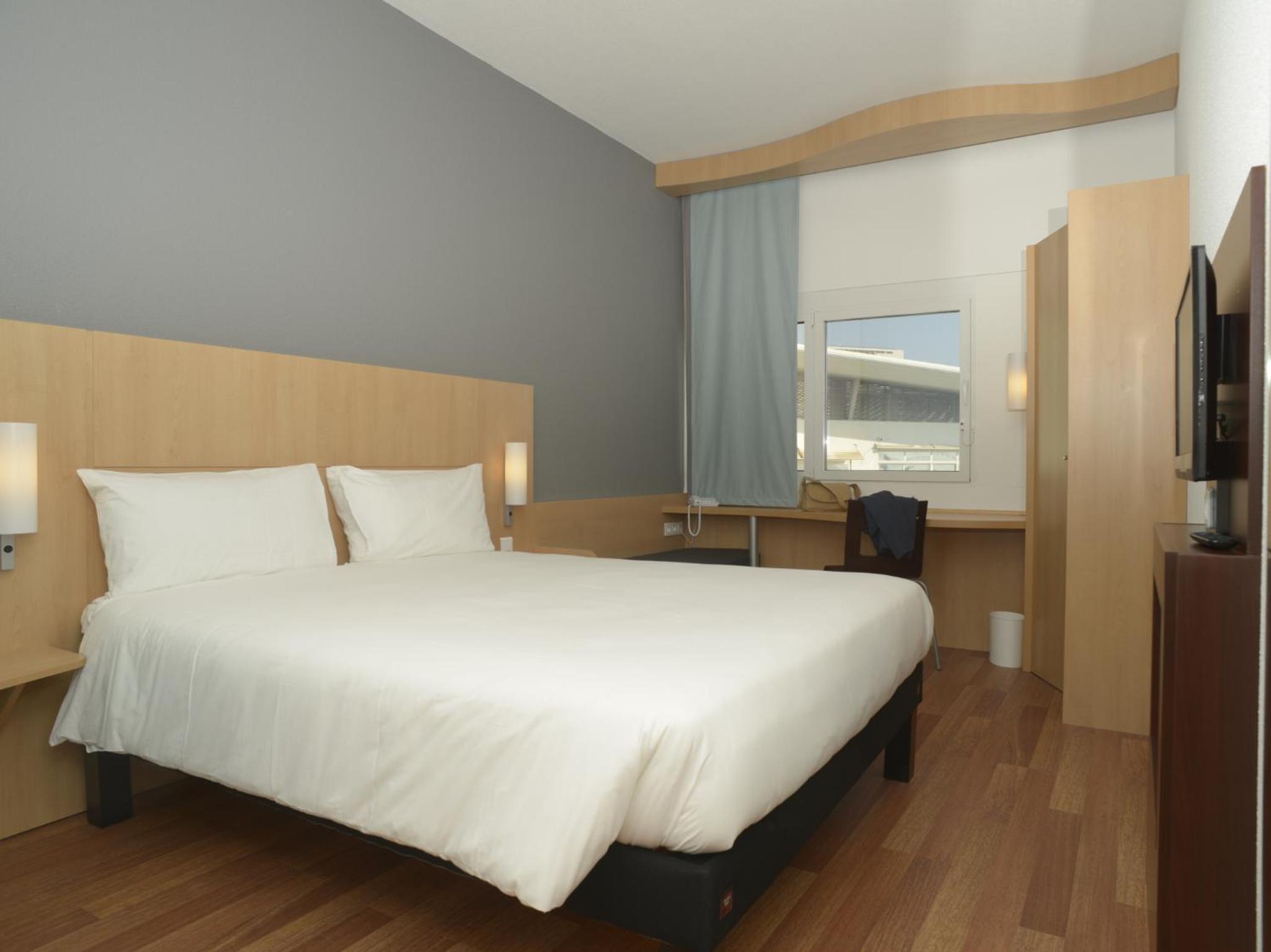 Standard Double Room - Non-Smoking thumbnail 5