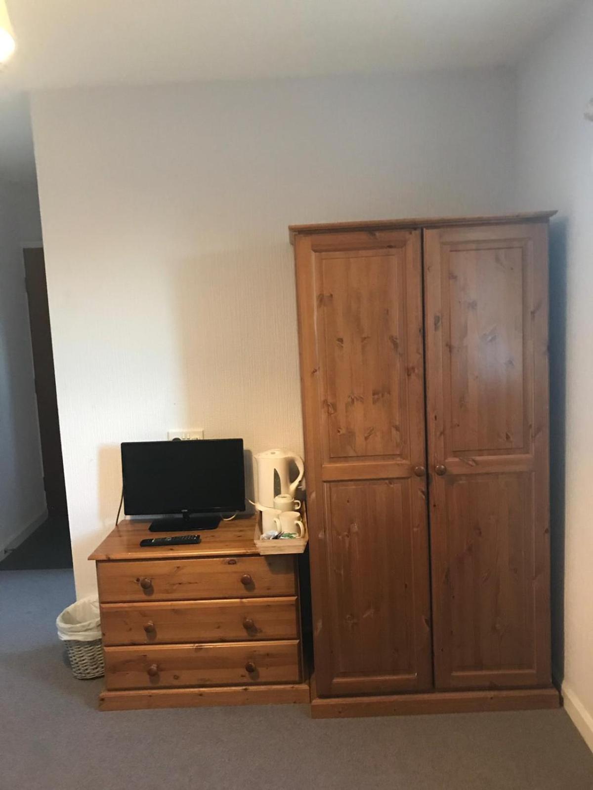 Twin Room with Shower - Photo 2
