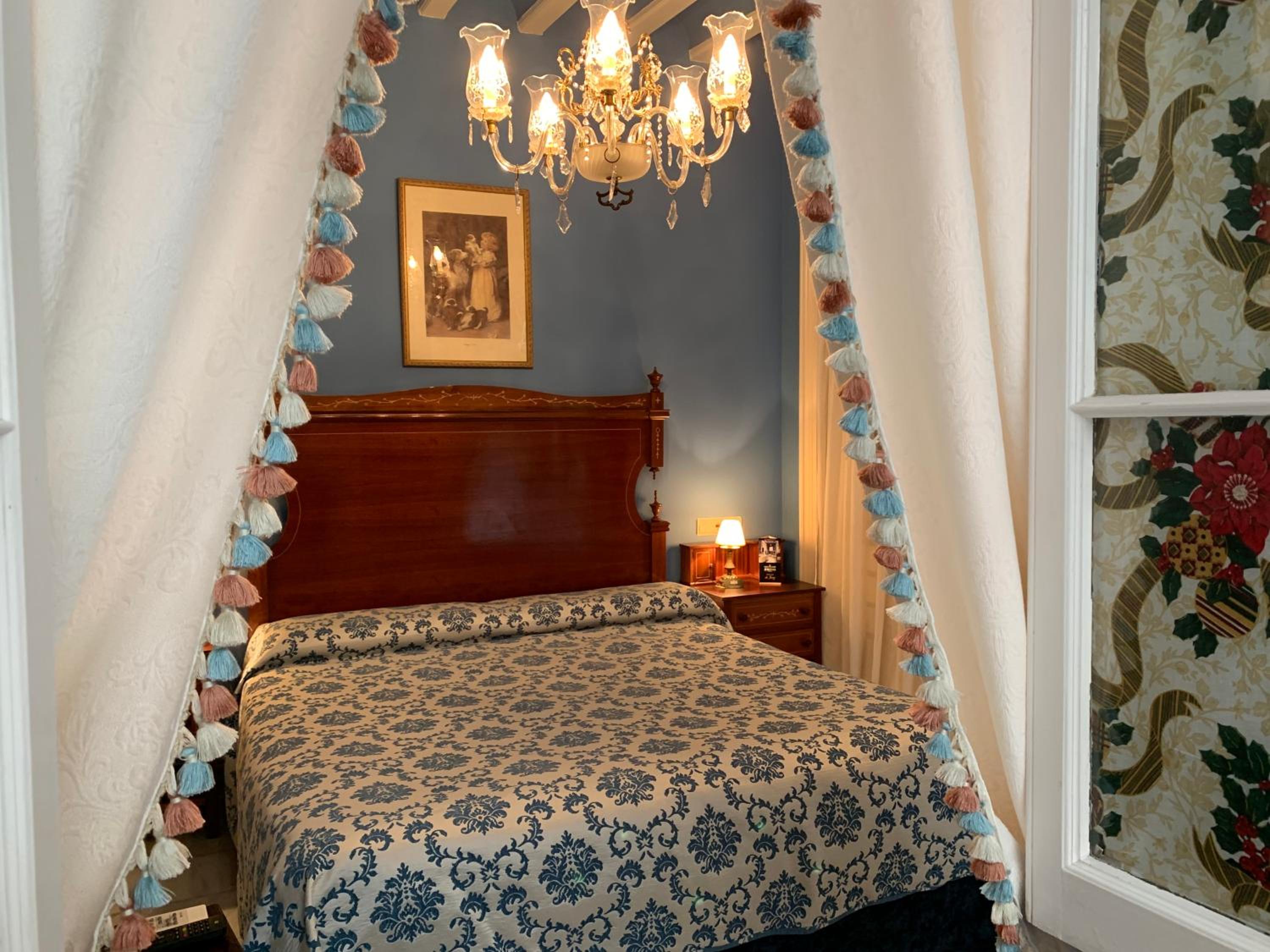 Queen Room photo 2