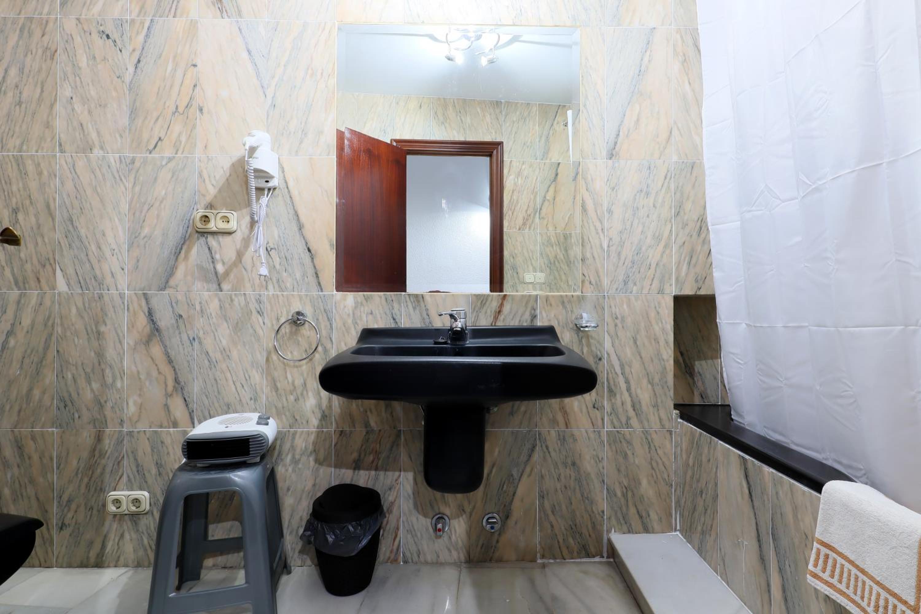 One-Bedroom Apartment - Photo 3