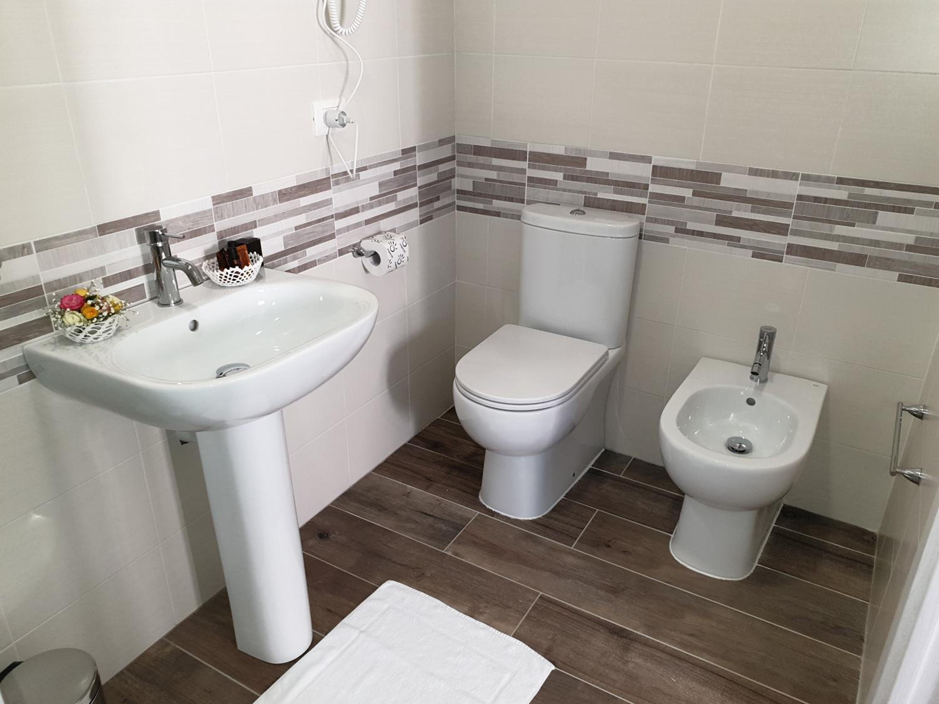 Standard Double Room - Photo 8