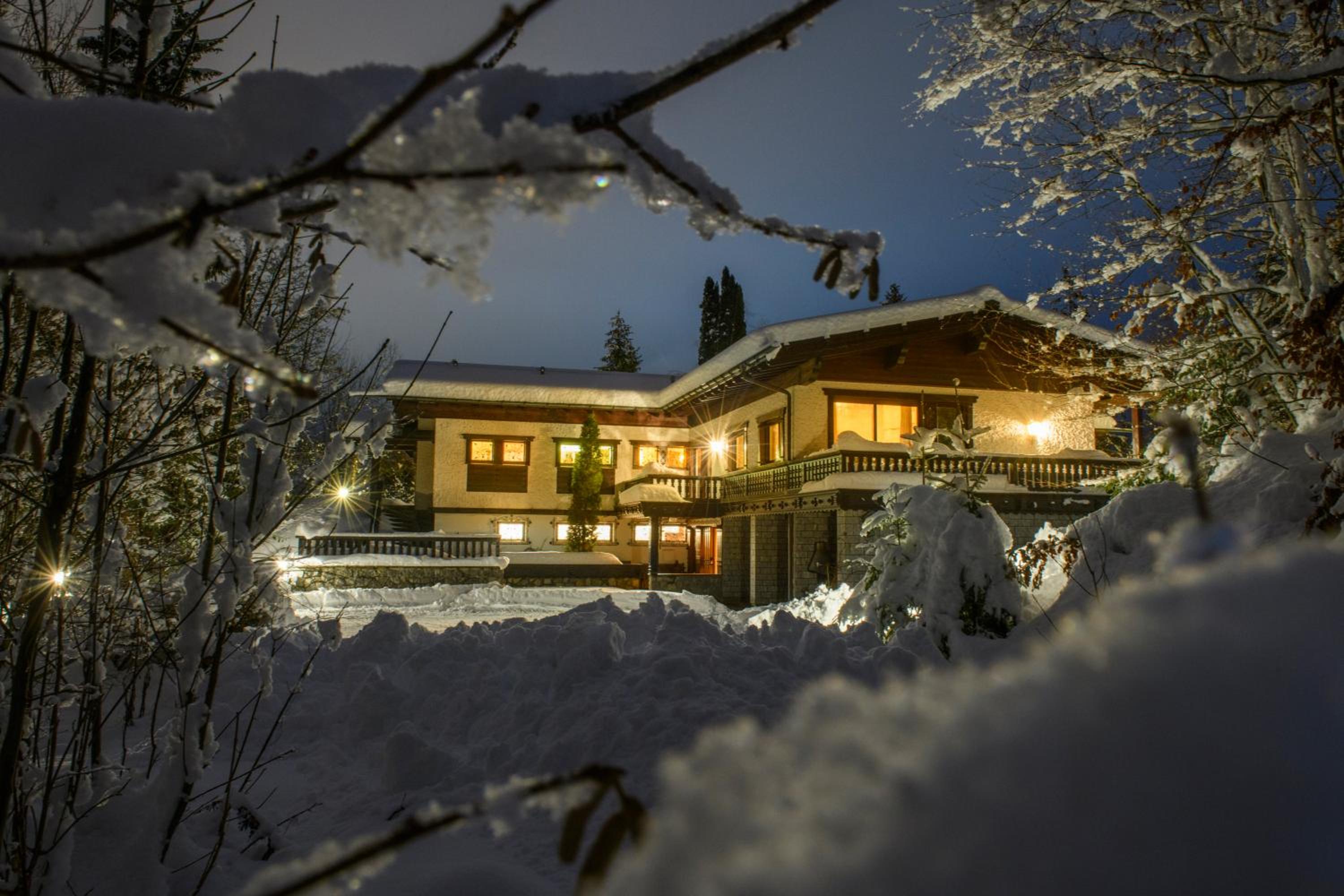 Six-Bedroom House photo 1