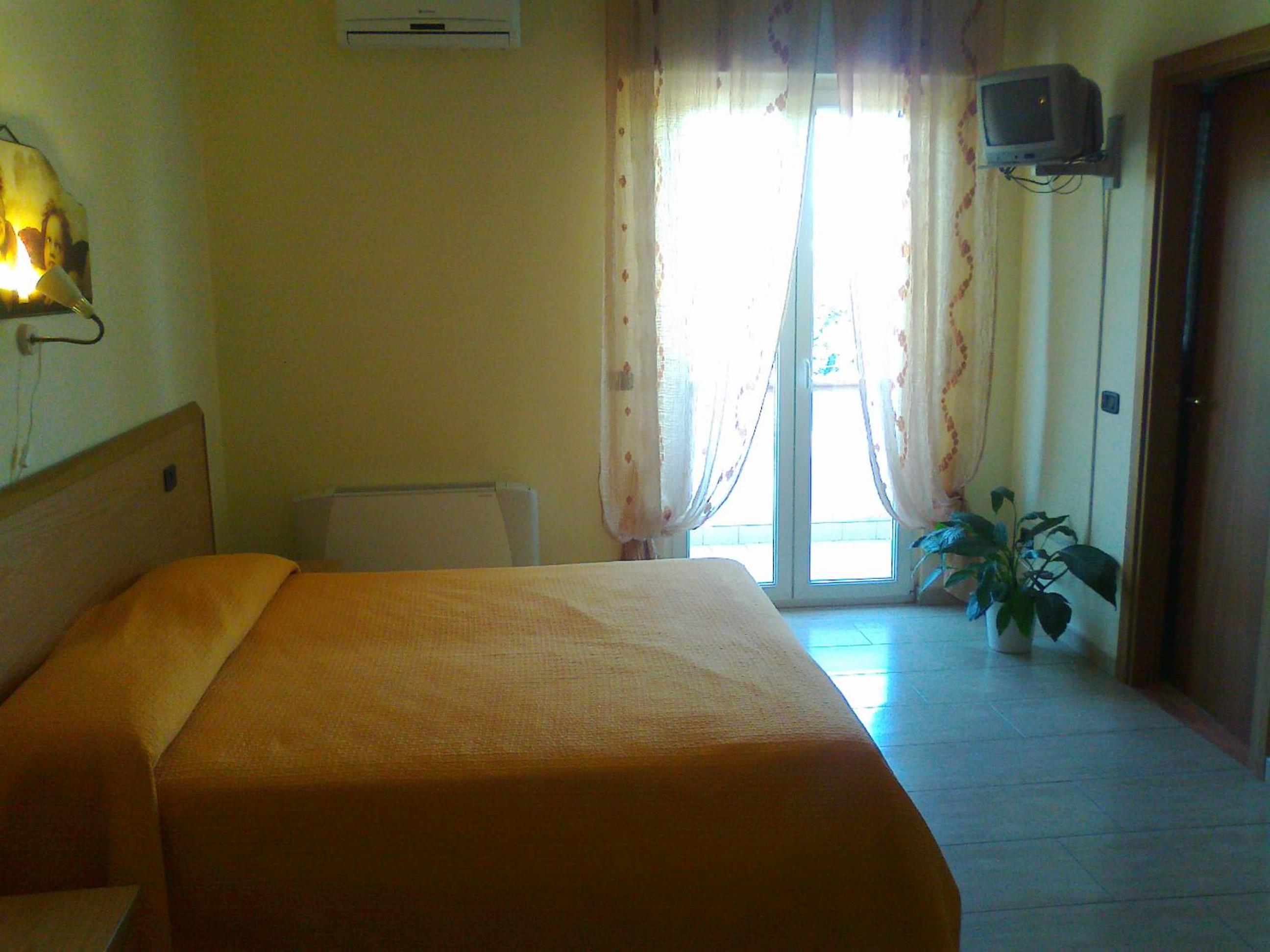 Double or Twin Room - Photo 5