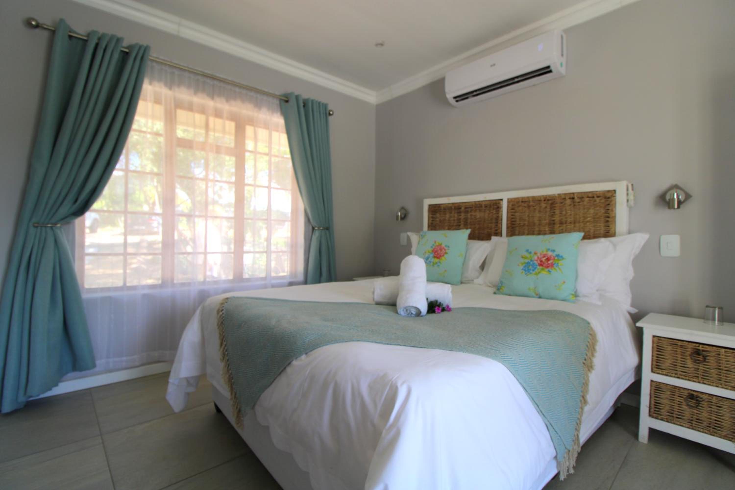 Standard Queen Room - Photo 7