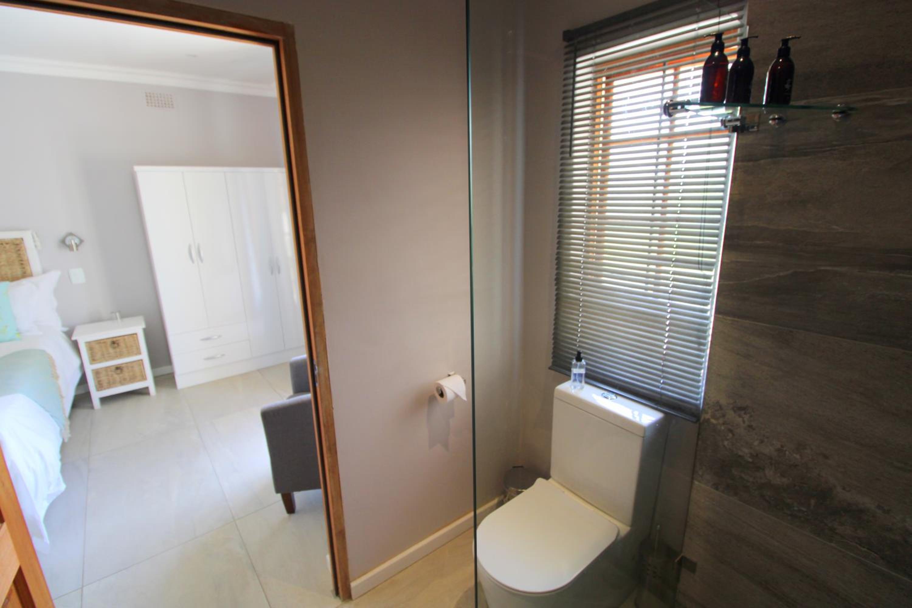 Standard Queen Room - Photo 13