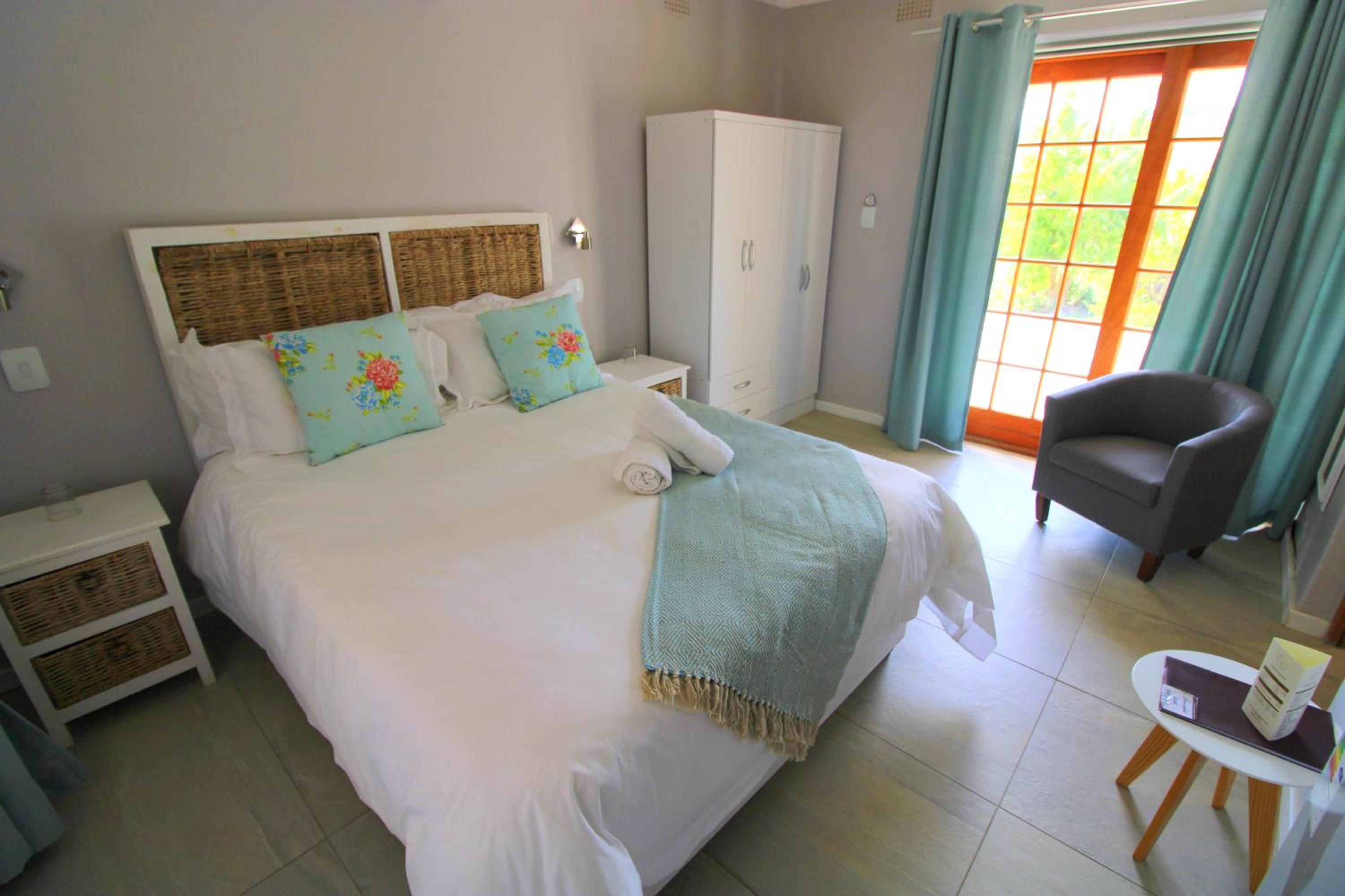 Standard Queen Room - Photo 8