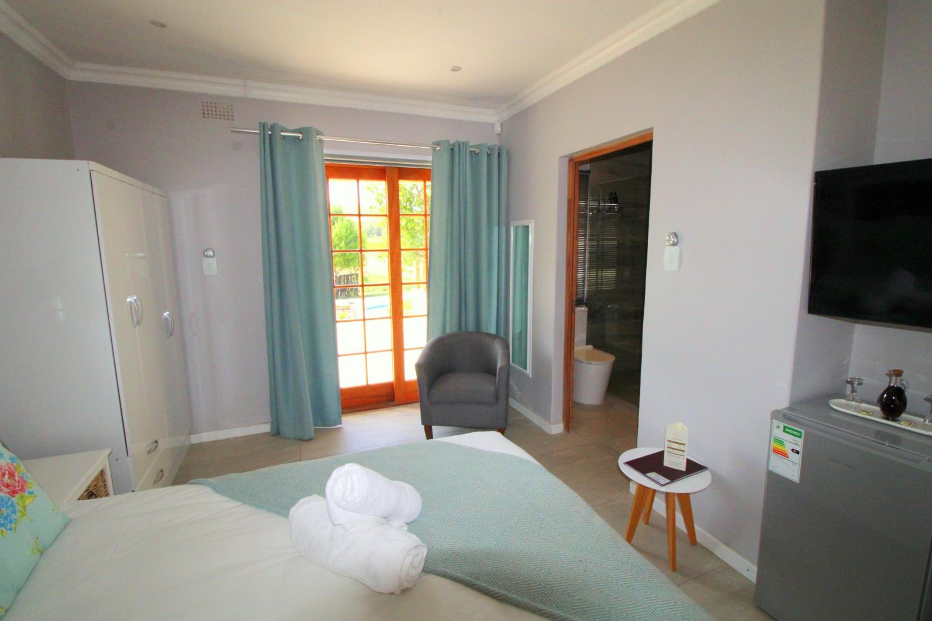 Standard Queen Room - Photo 10