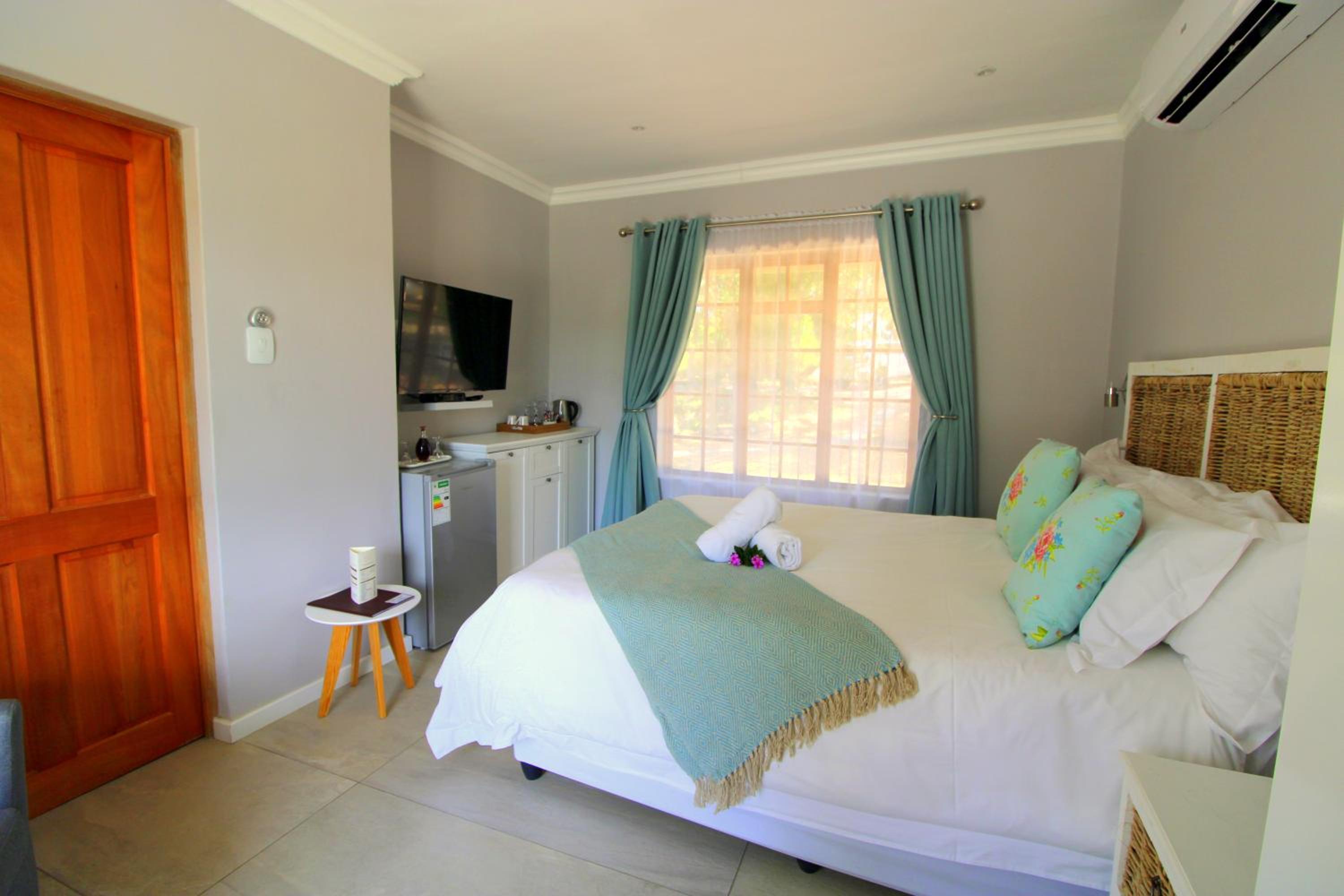 Standard Queen Room - Photo 11