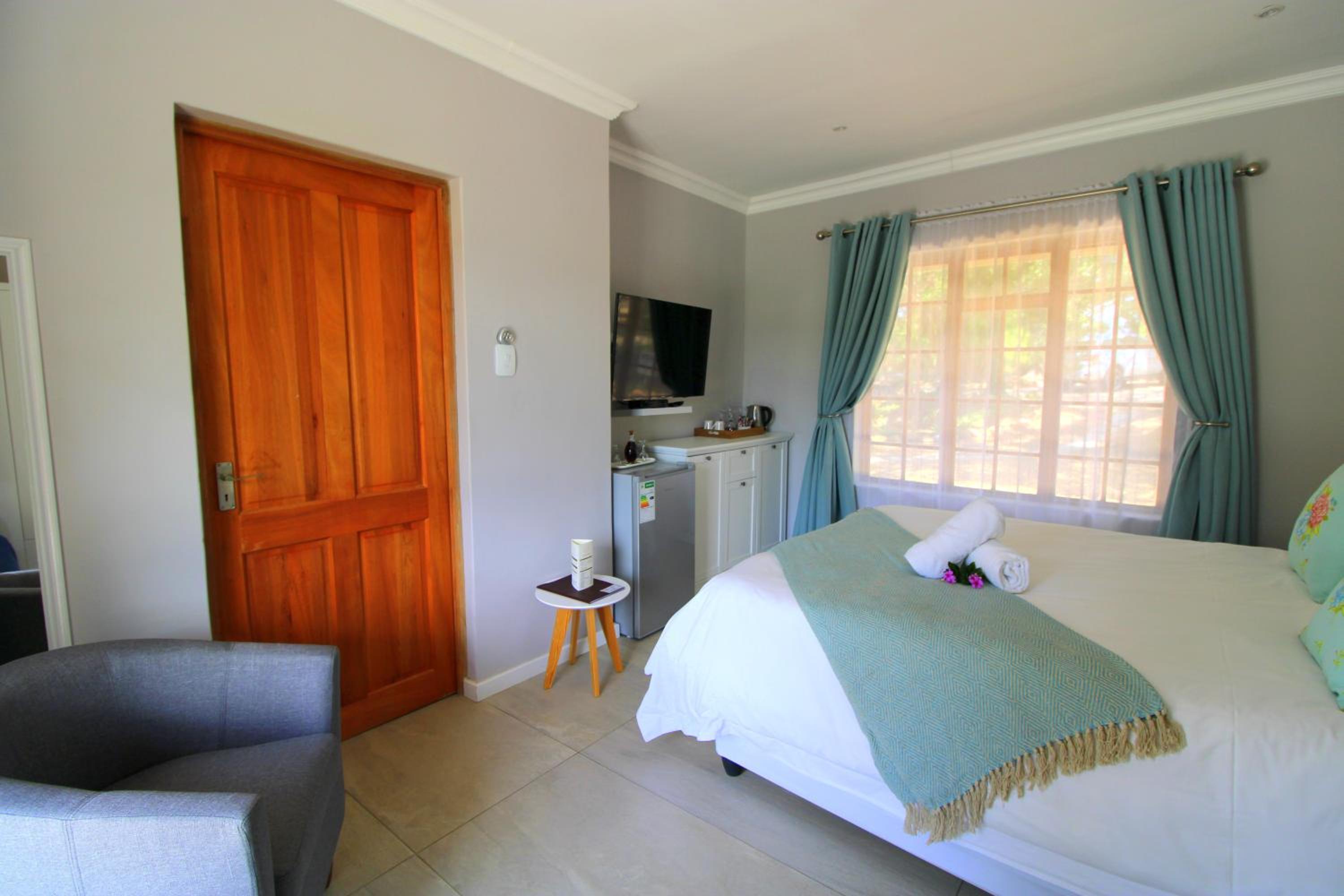 Standard Queen Room - Photo 12