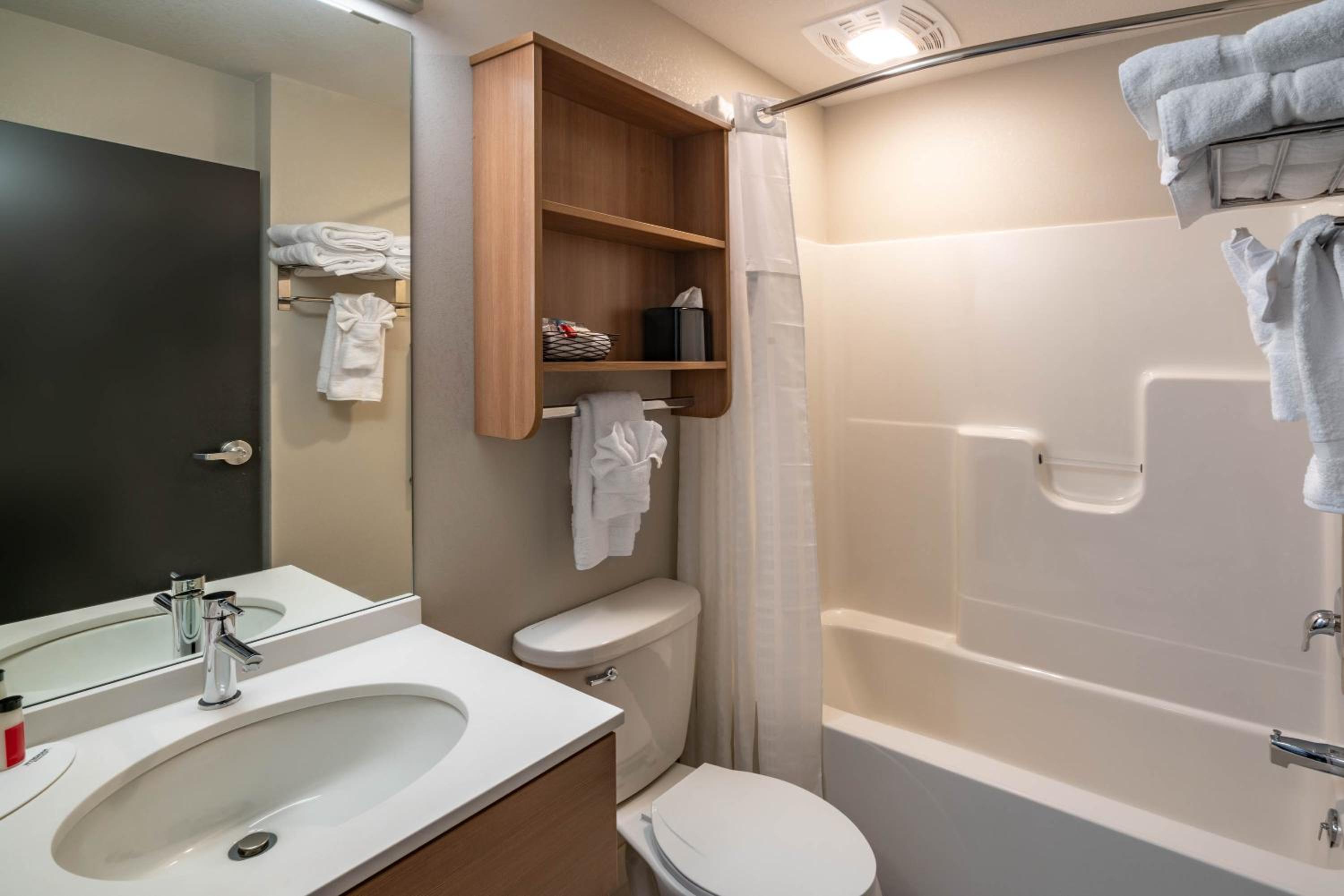 Queen Studio Suite - Non-Smoking - Photo 3