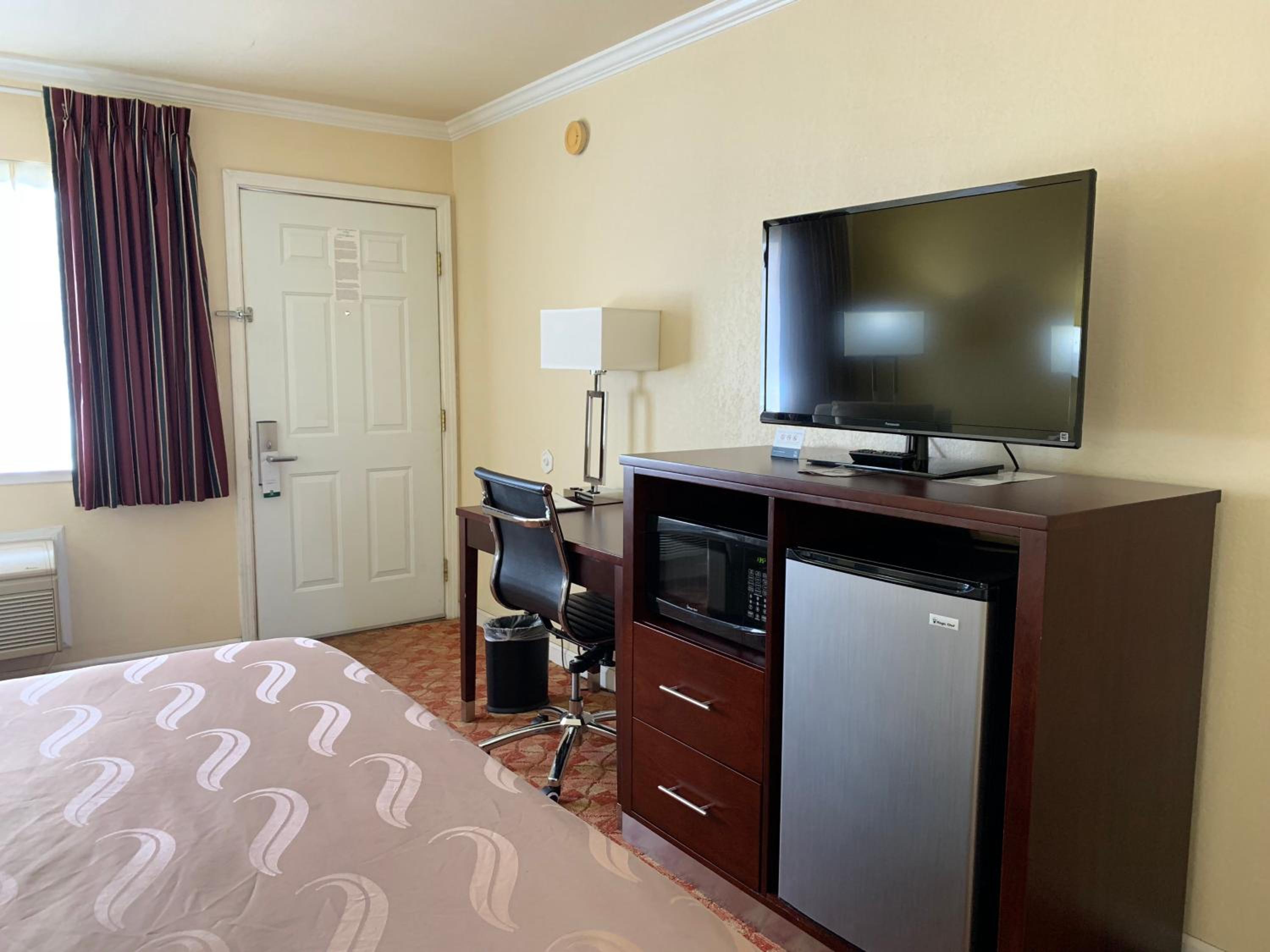 King Room - Non-Smoking - Photo 4