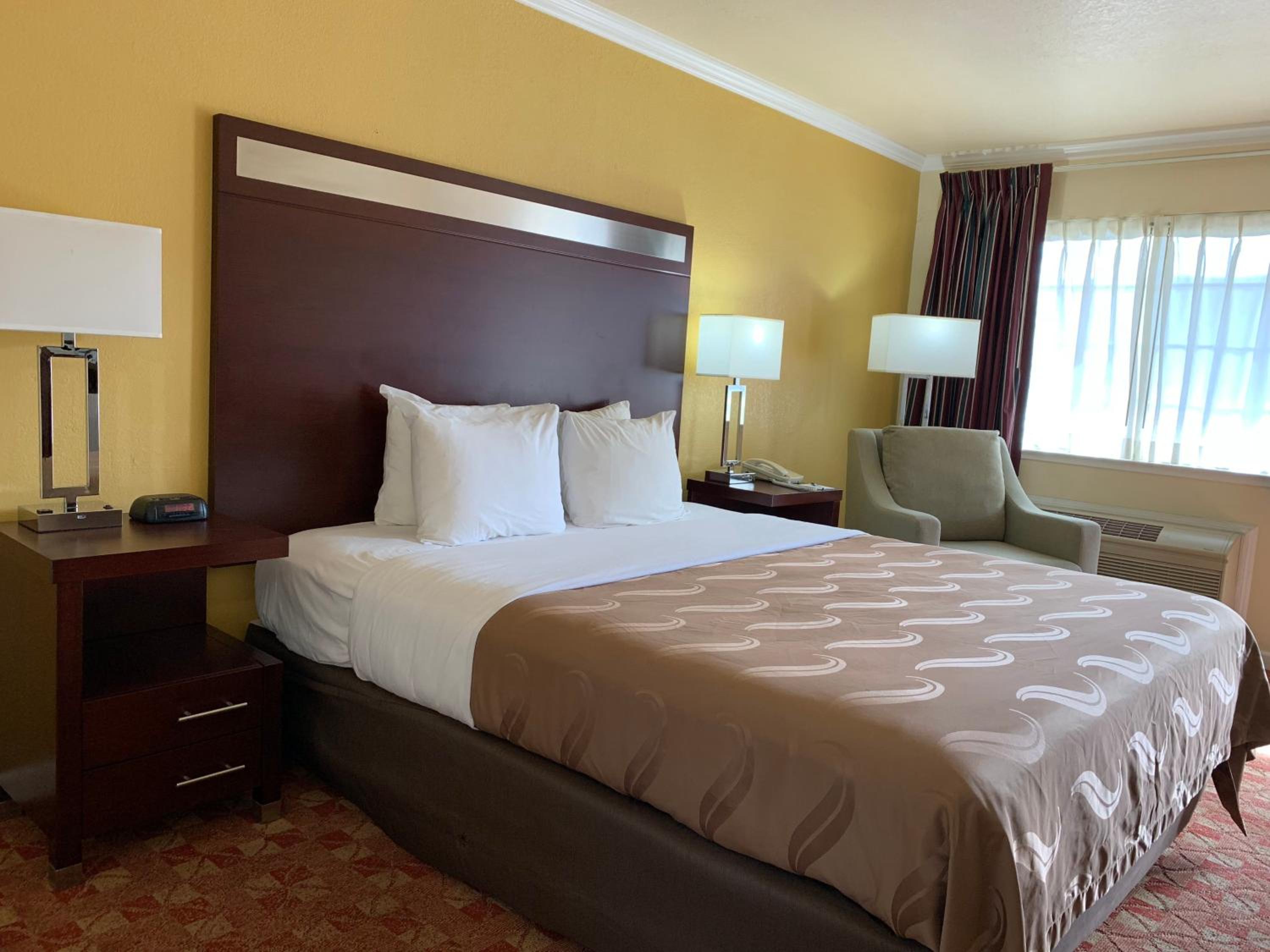 King Room - Non-Smoking - Photo 5