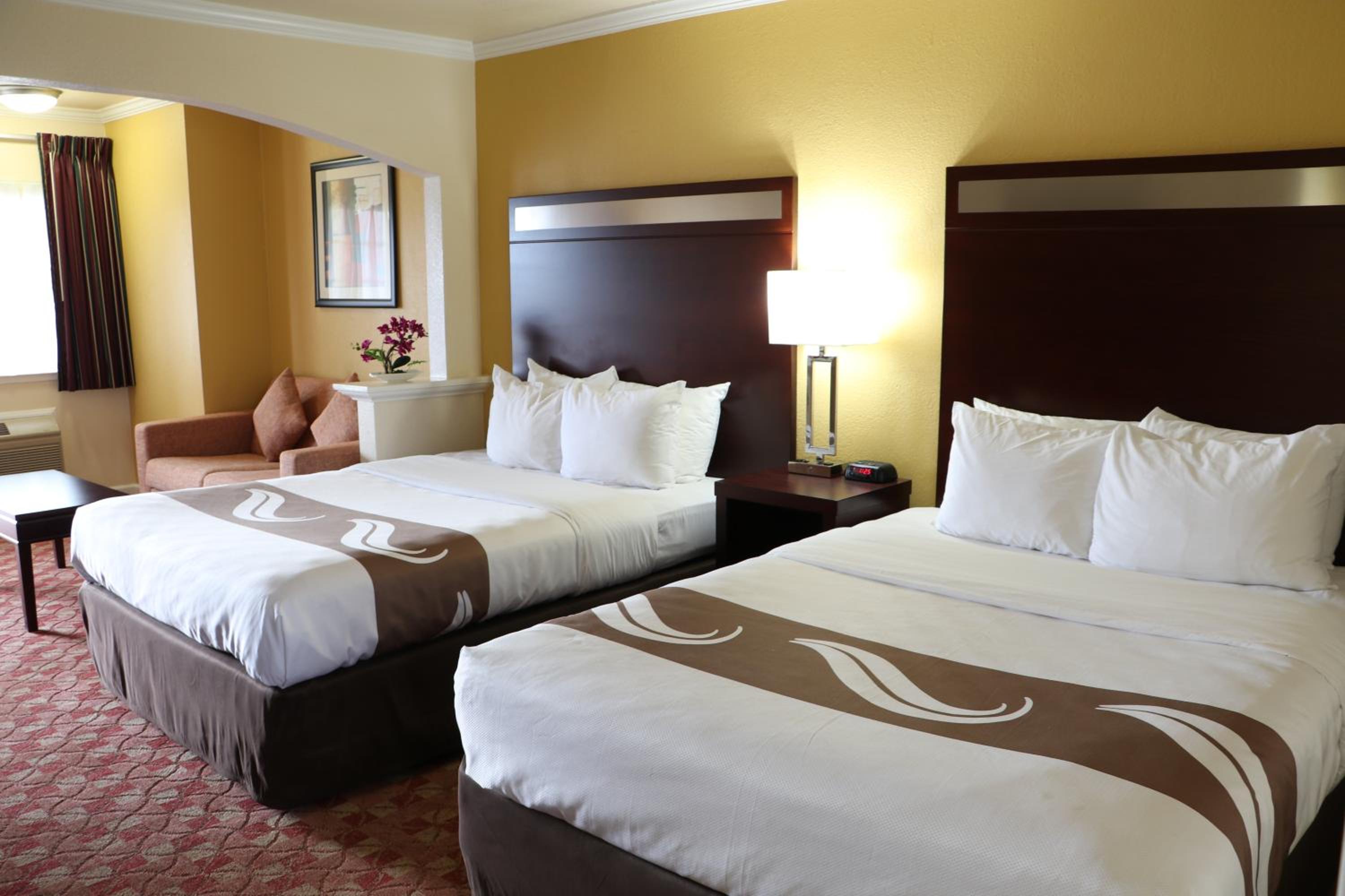 Queen Suite with Two Queen Beds - Non-Smoking - Photo 2