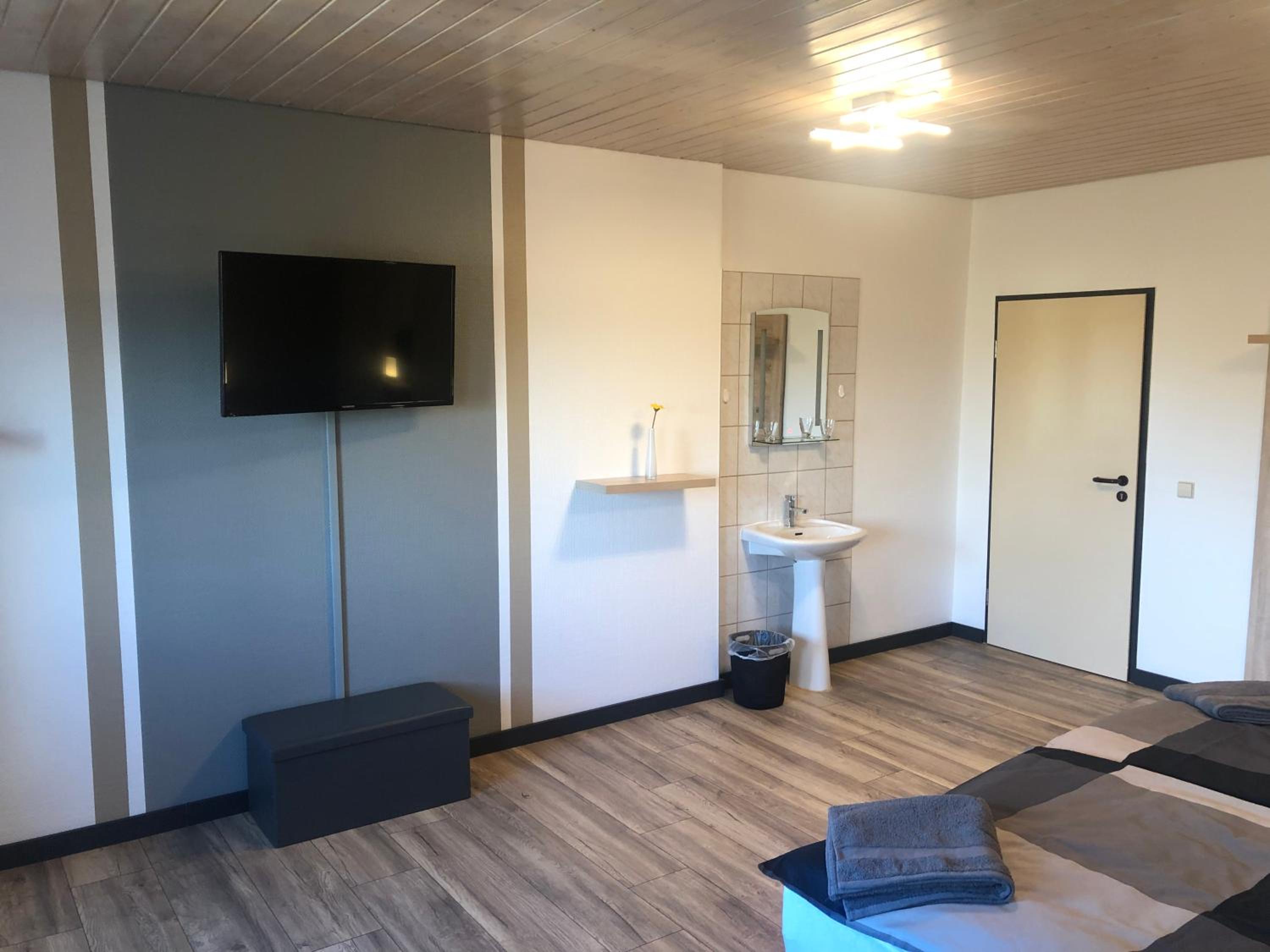 Double Room with Shared Bathroom photo 3