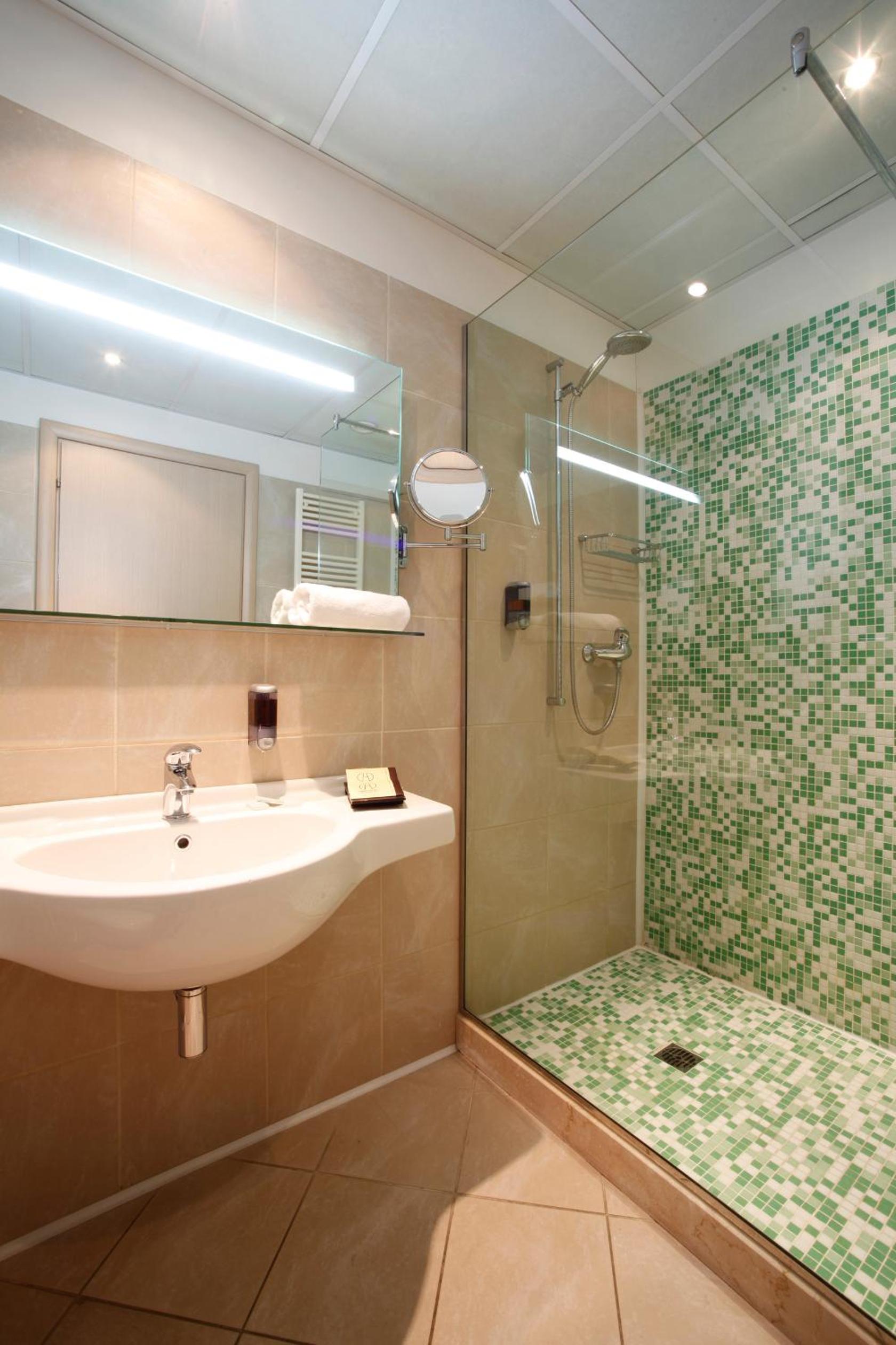 Deluxe Double or Twin Room with Lake View - Photo 6