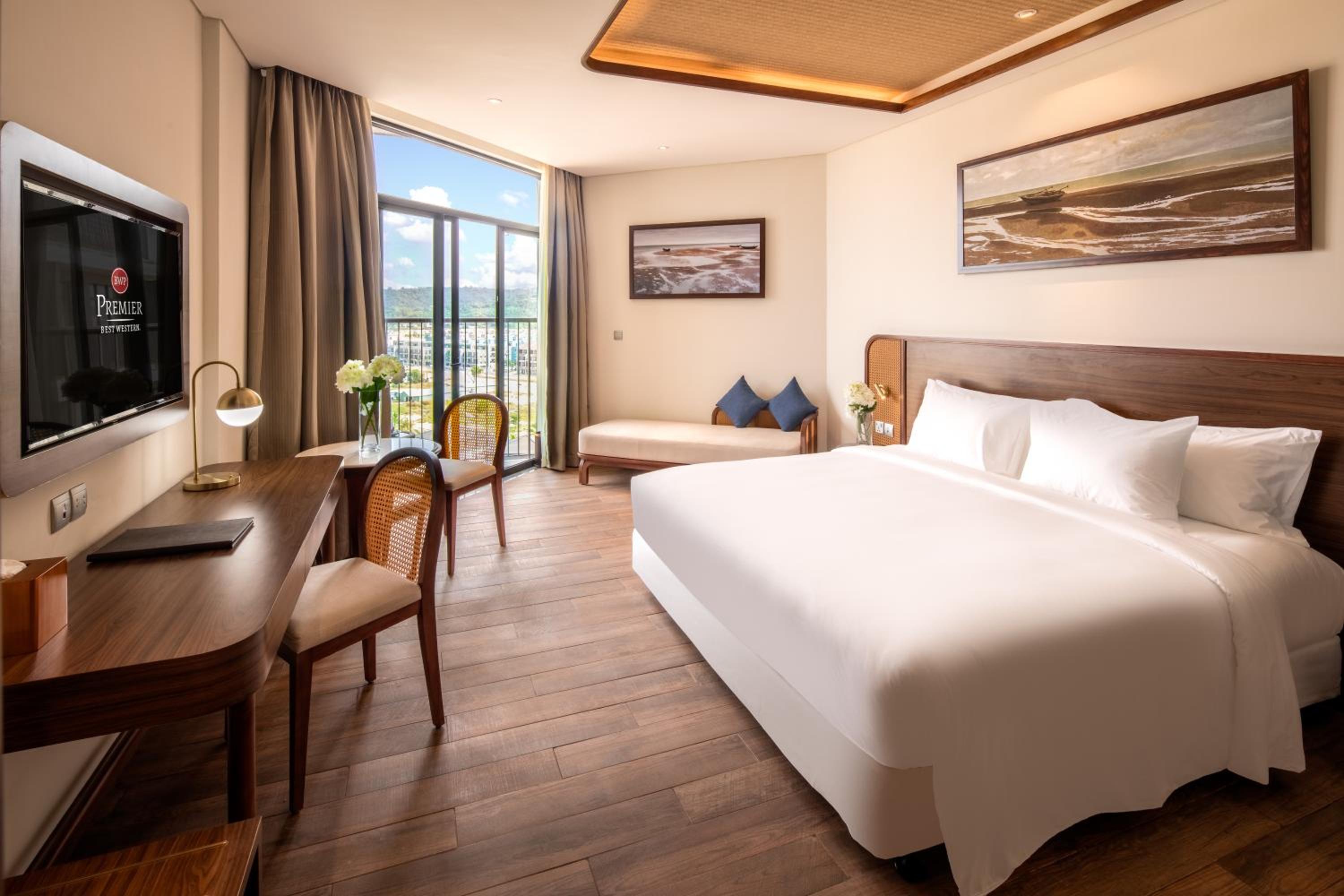 Premier King Room photo 3
